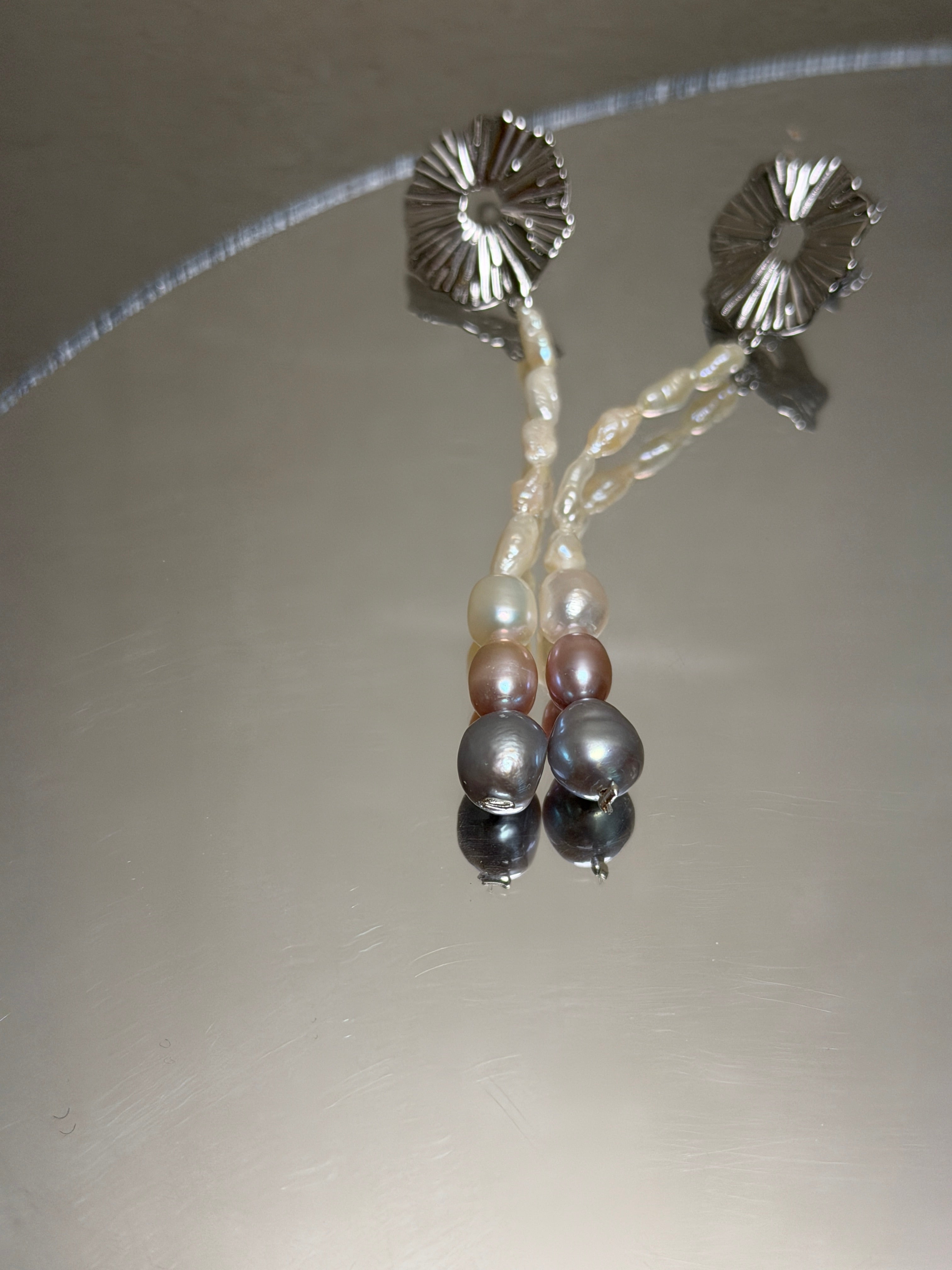 COSiii Orecchini Lunghi con Perle Naturali Multicolore – Perni in Argento 925