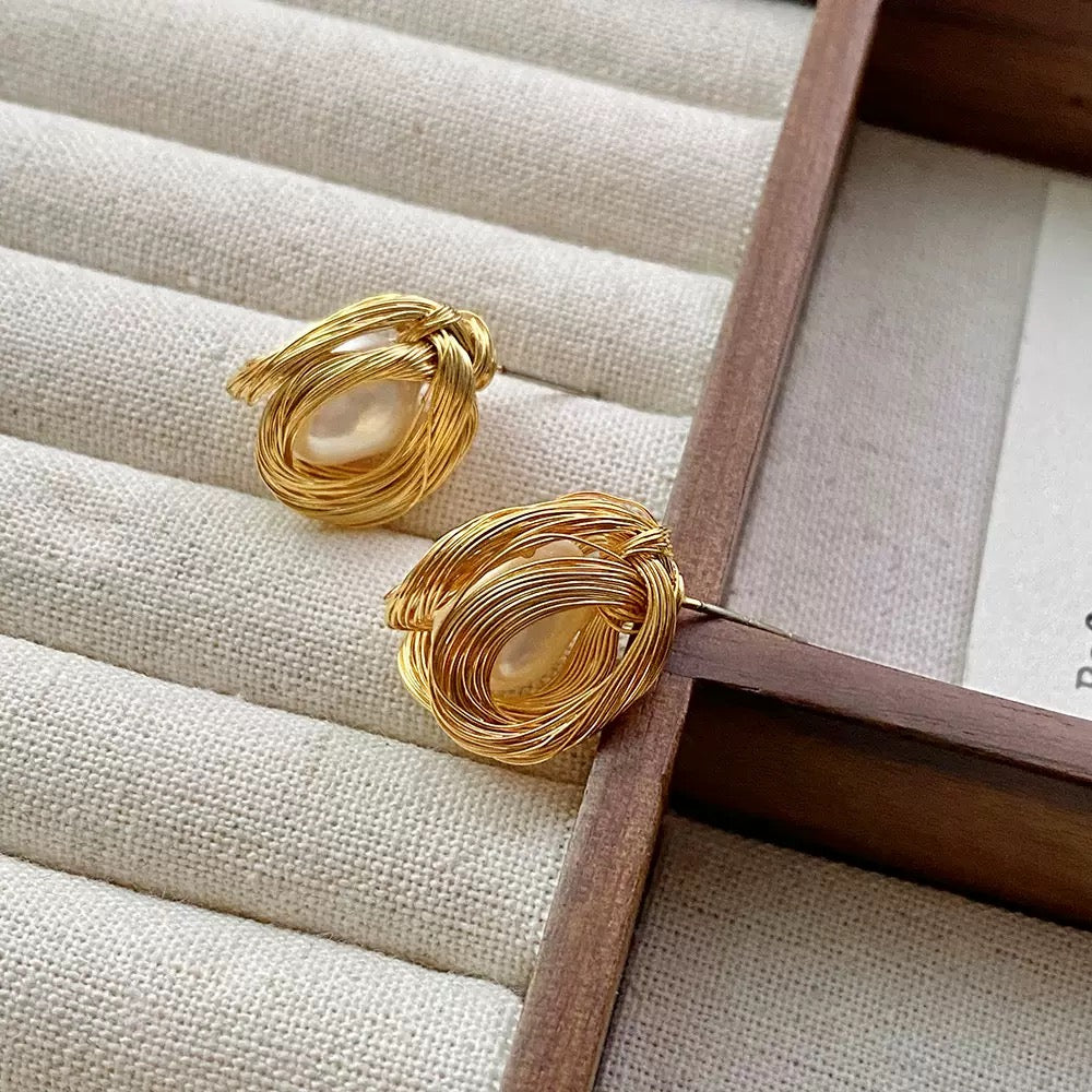 COSiii Orecchini con Perla Naturale e Filo Dorato Intrecciato – Design Artistico