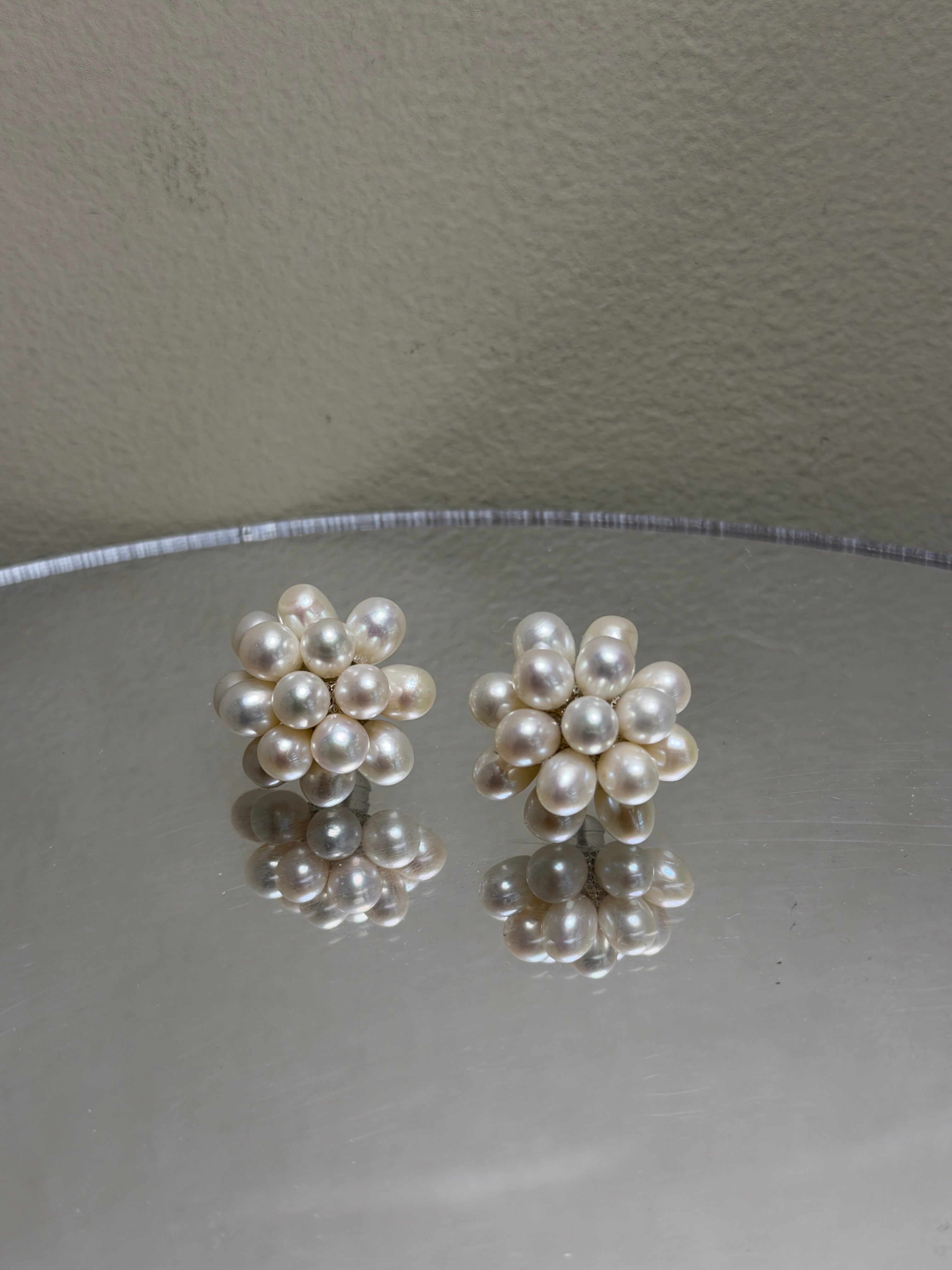 COSiii Orecchini a Fiore con Perle Bianche Naturali e Perno in Argento 925