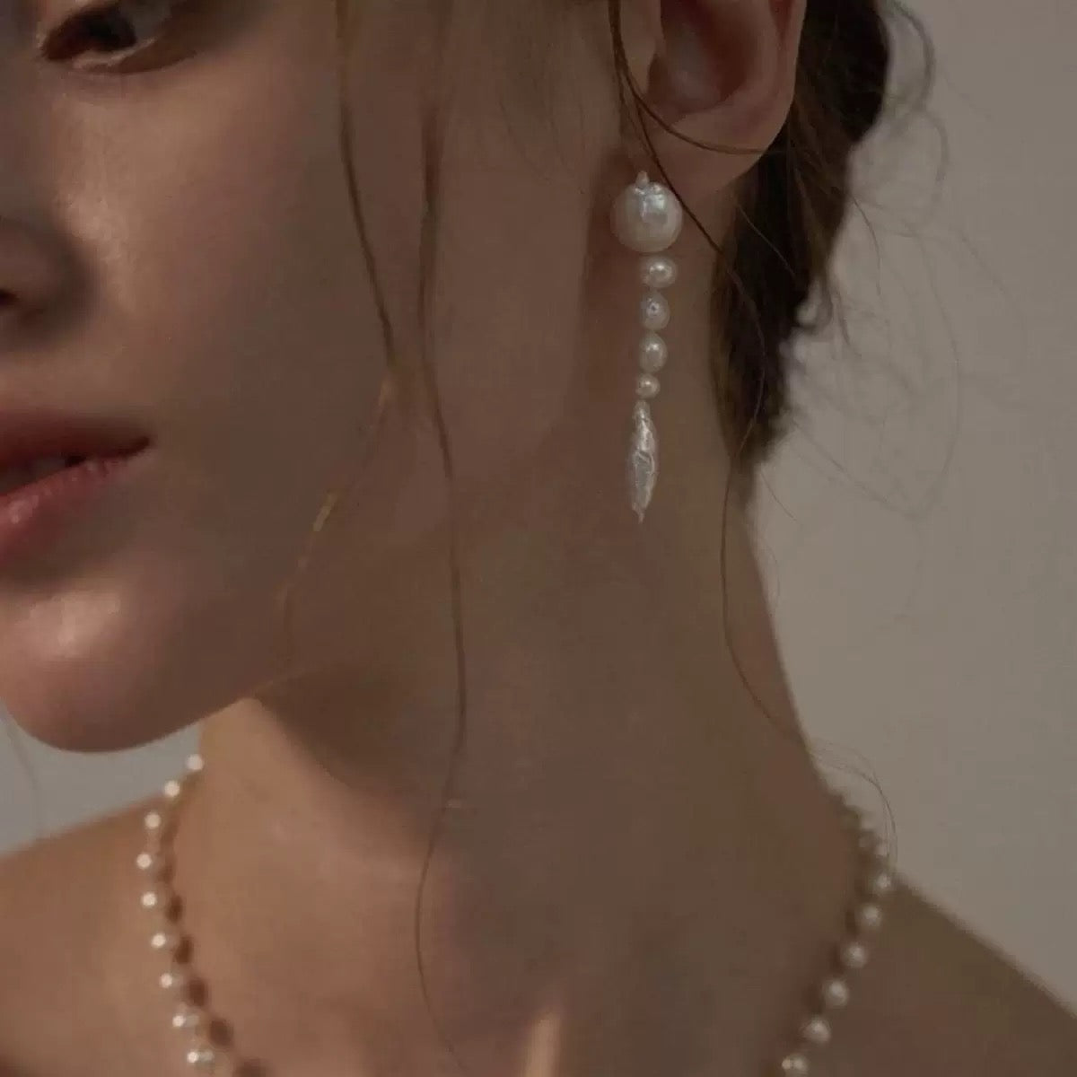 COSiii Orecchini Pendenti con Perle Naturali – Eleganza Irregolare