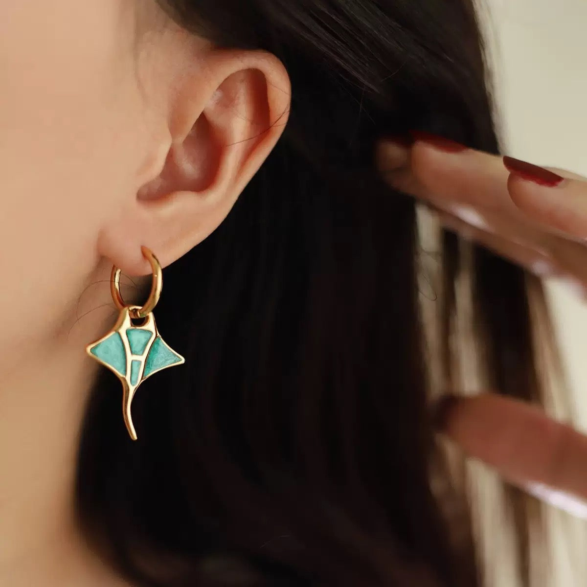 COSiii Orecchini Asimmetrici a Manta in Acciaio Titanio – Smalto Colorato