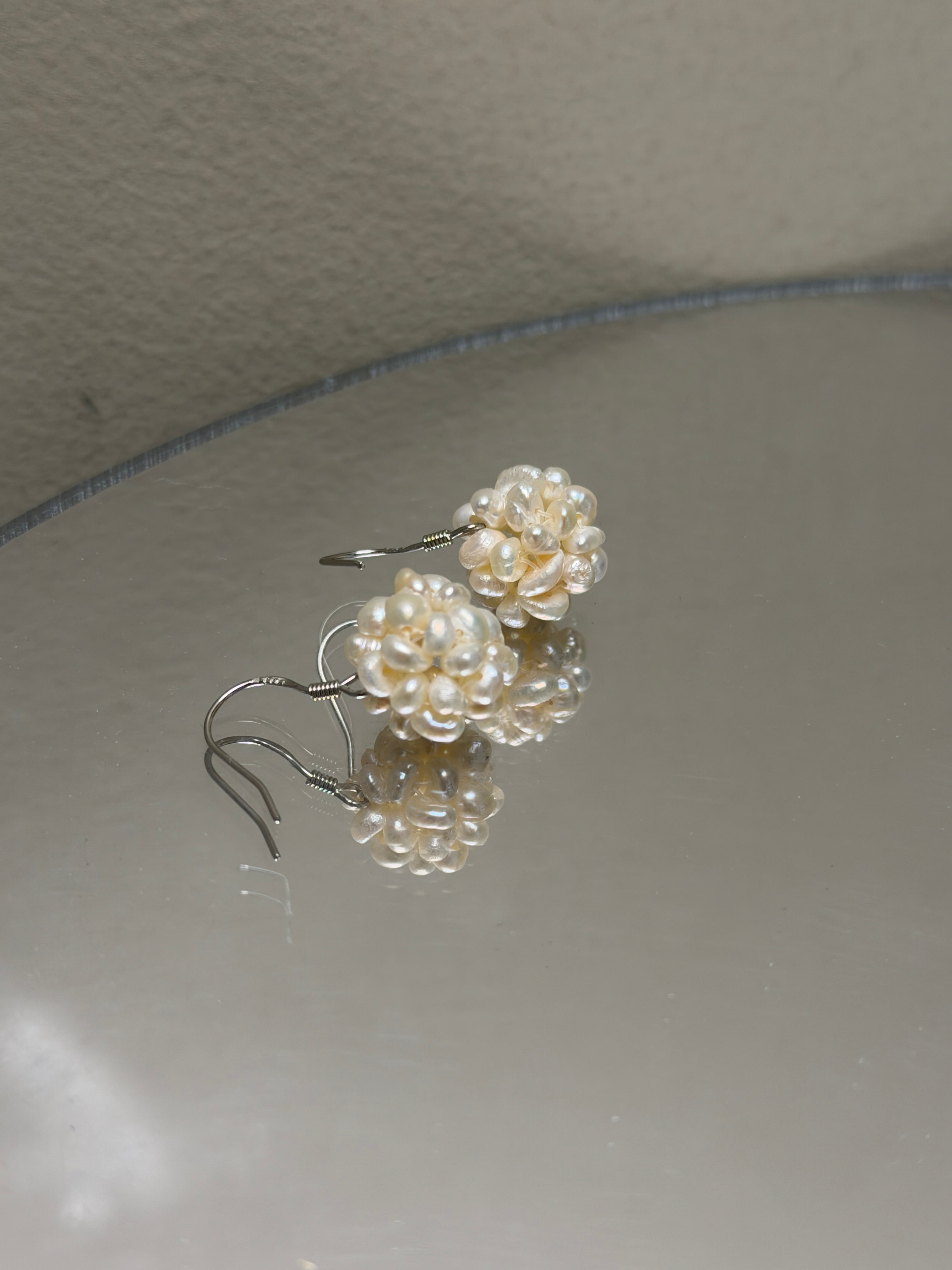 COSiii Orecchini Pendenti con Perle Naturali a Fiore – Gancio in Argento 925