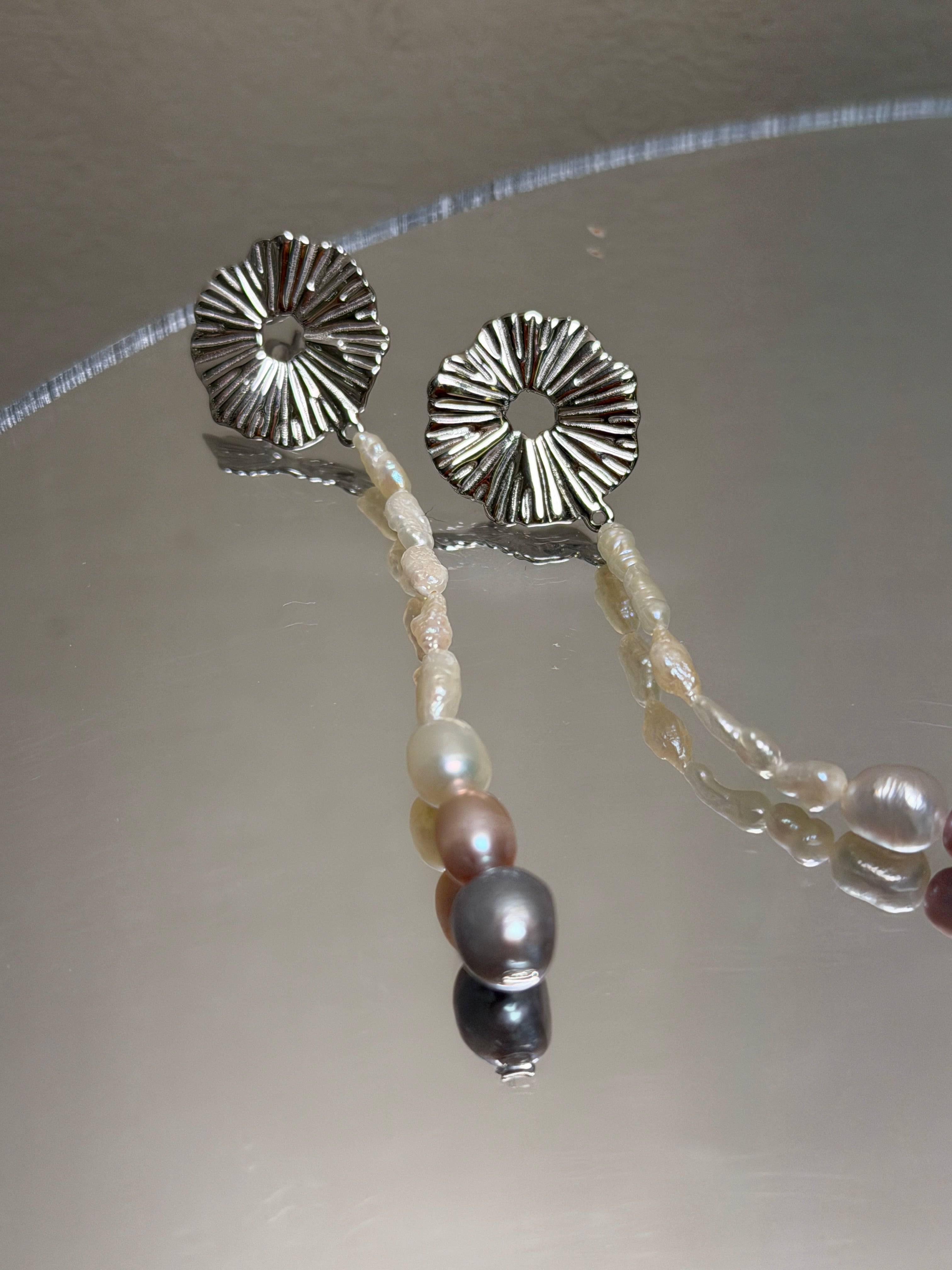 COSiii Orecchini Lunghi con Perle Naturali Multicolore – Perni in Argento 925