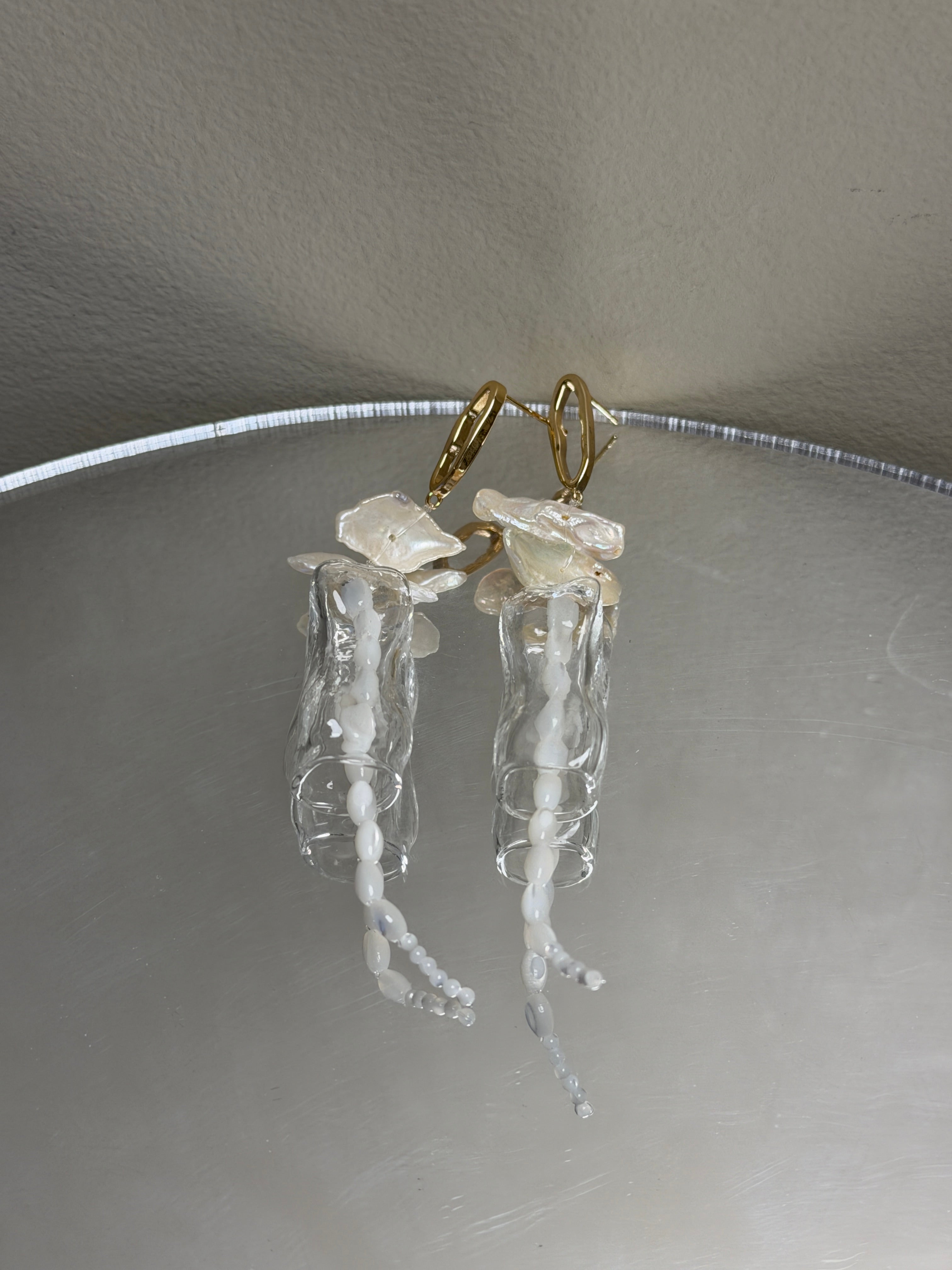 COSiii Orecchini Artigianali in Perla Naturale, Madreperla e Vetro Soffiato – Argento 925 & Placcatura Oro 14k