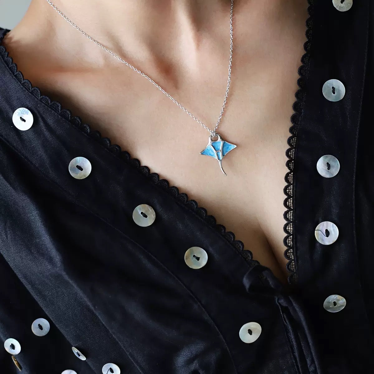 Collana in Acciaio Titanio con Ciondolo a Manta – Smalto Colorato