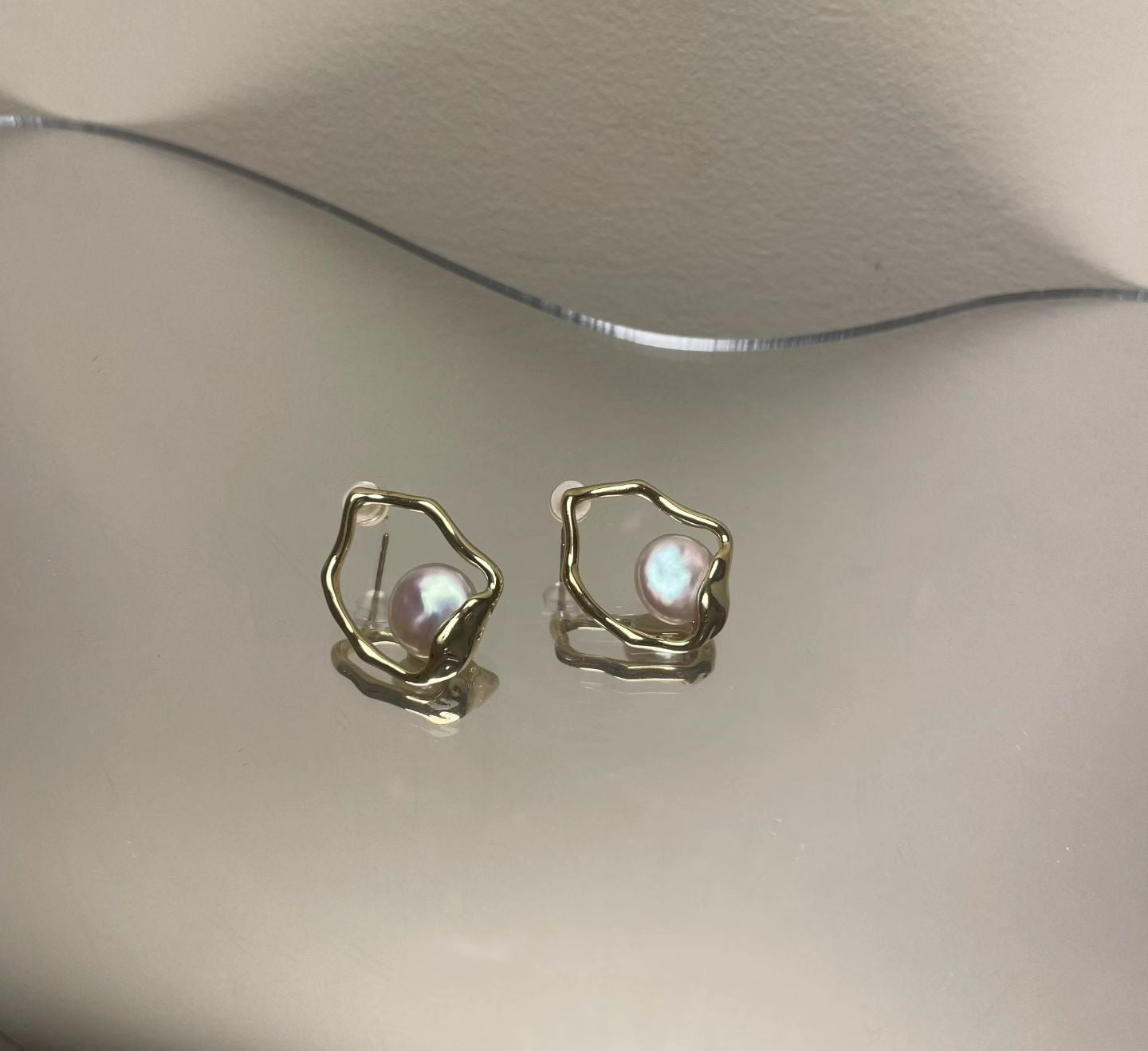 COSiii Orecchini con Perla Naturale e Montatura Irregolare Dorata – Perno in Argento 925