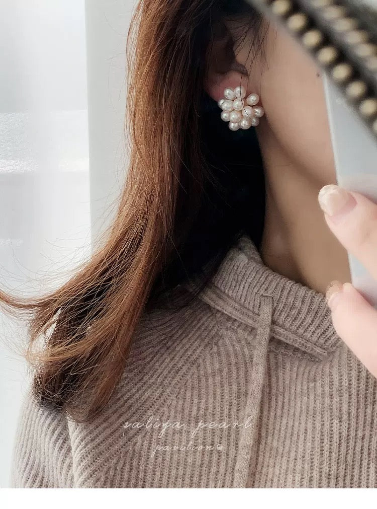 COSiii Orecchini a Fiore con Perle Bianche Naturali e Perno in Argento 925