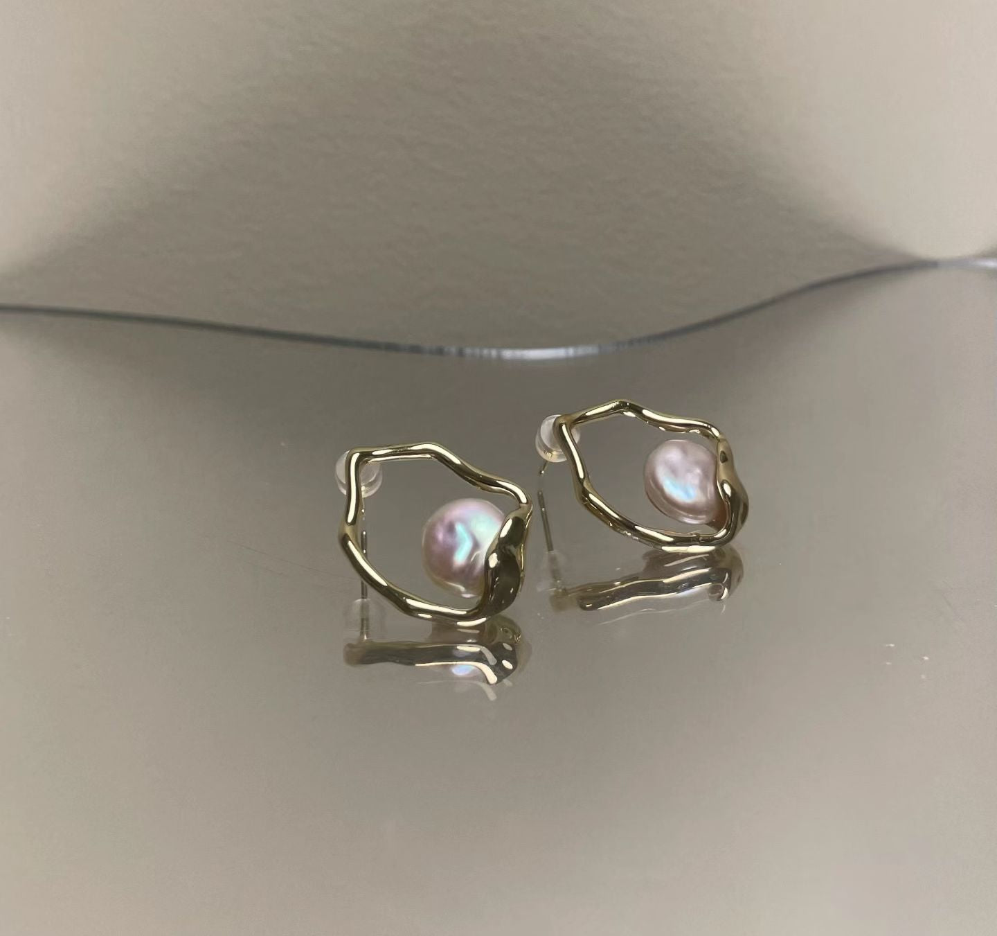 COSiii Orecchini con Perla Naturale e Montatura Irregolare Dorata – Perno in Argento 925