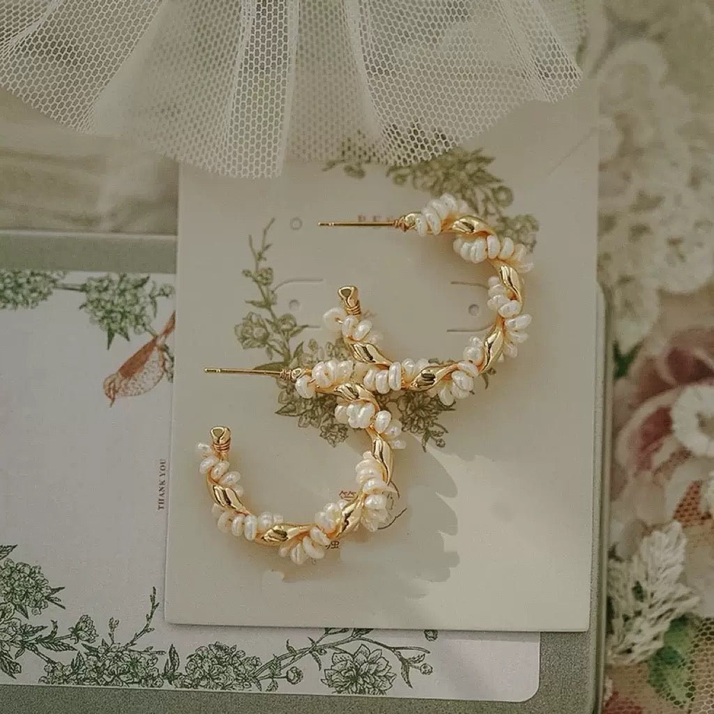 COSiii Orecchini a Cerchio con Piccole Perle – Placcati Oro 14K