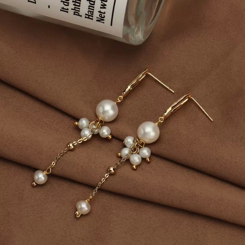 COSiii Orecchini Pendenti con Perle Naturali – Placcati Oro 14K, Design Elegante