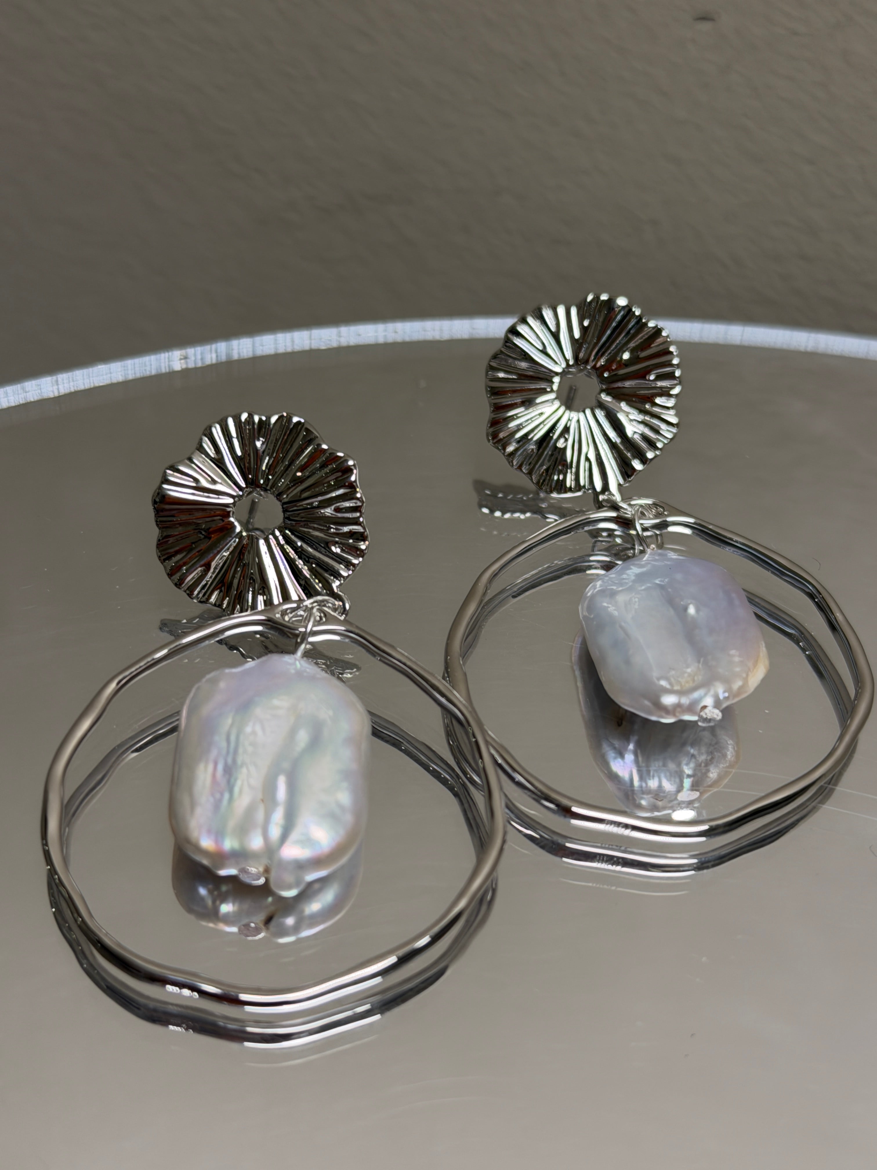 COSiii Orecchini in Argento 925 con Perla Barocca Naturale – Design Elegante Argento