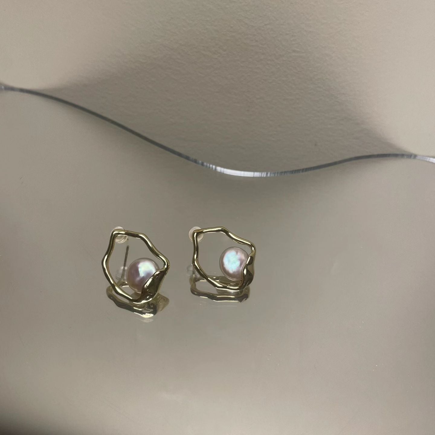 COSiii Orecchini con Perla Naturale e Montatura Irregolare Dorata – Perno in Argento 925