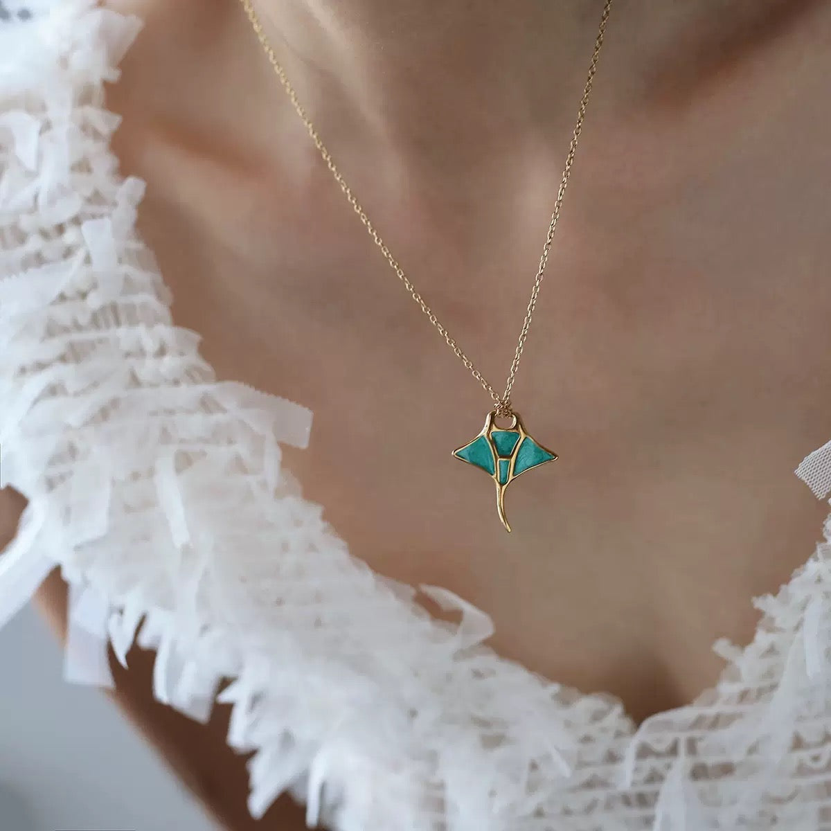 Collana in Acciaio Titanio con Ciondolo a Manta – Smalto Colorato