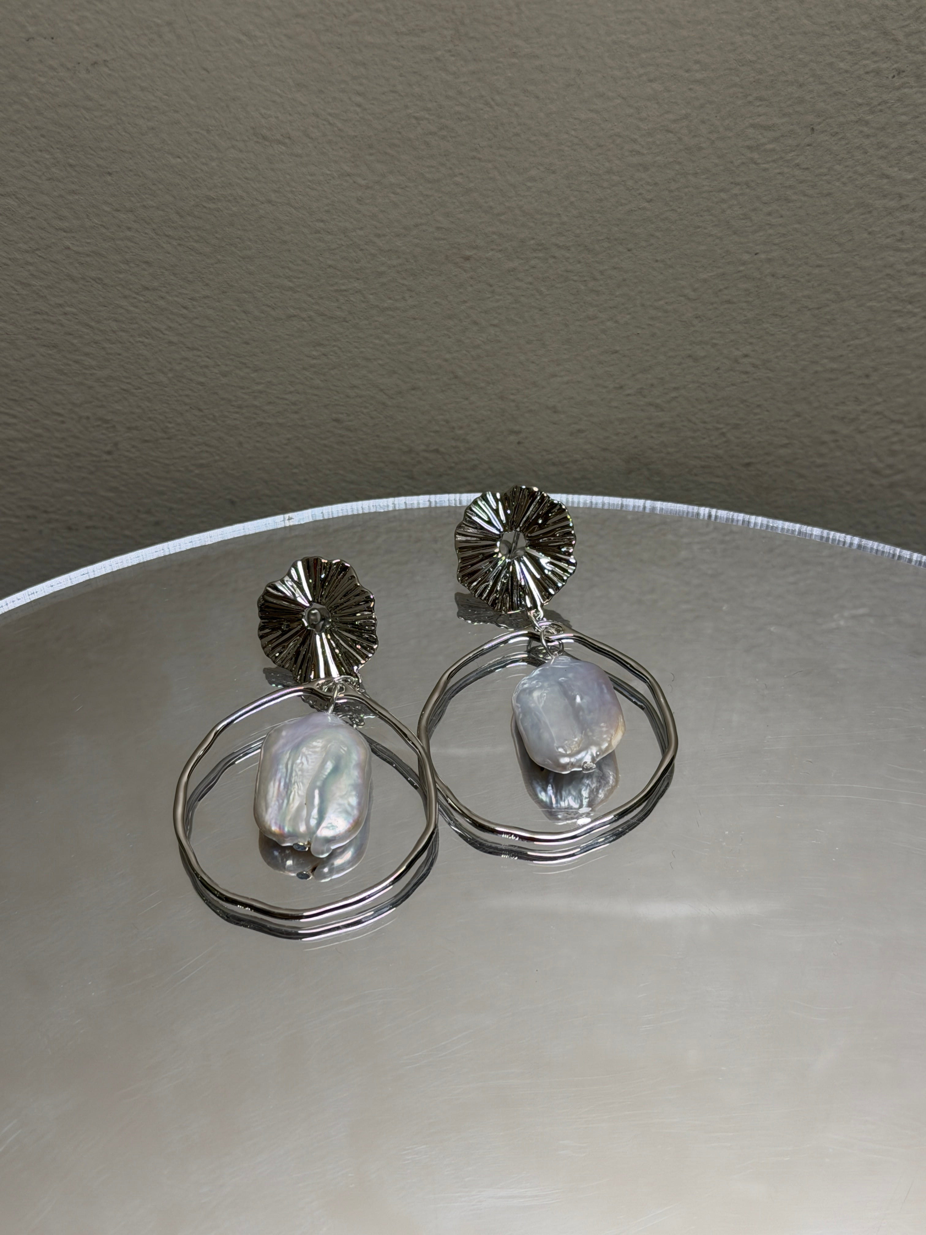 COSiii Orecchini in Argento 925 con Perla Barocca Naturale – Design Elegante Argento