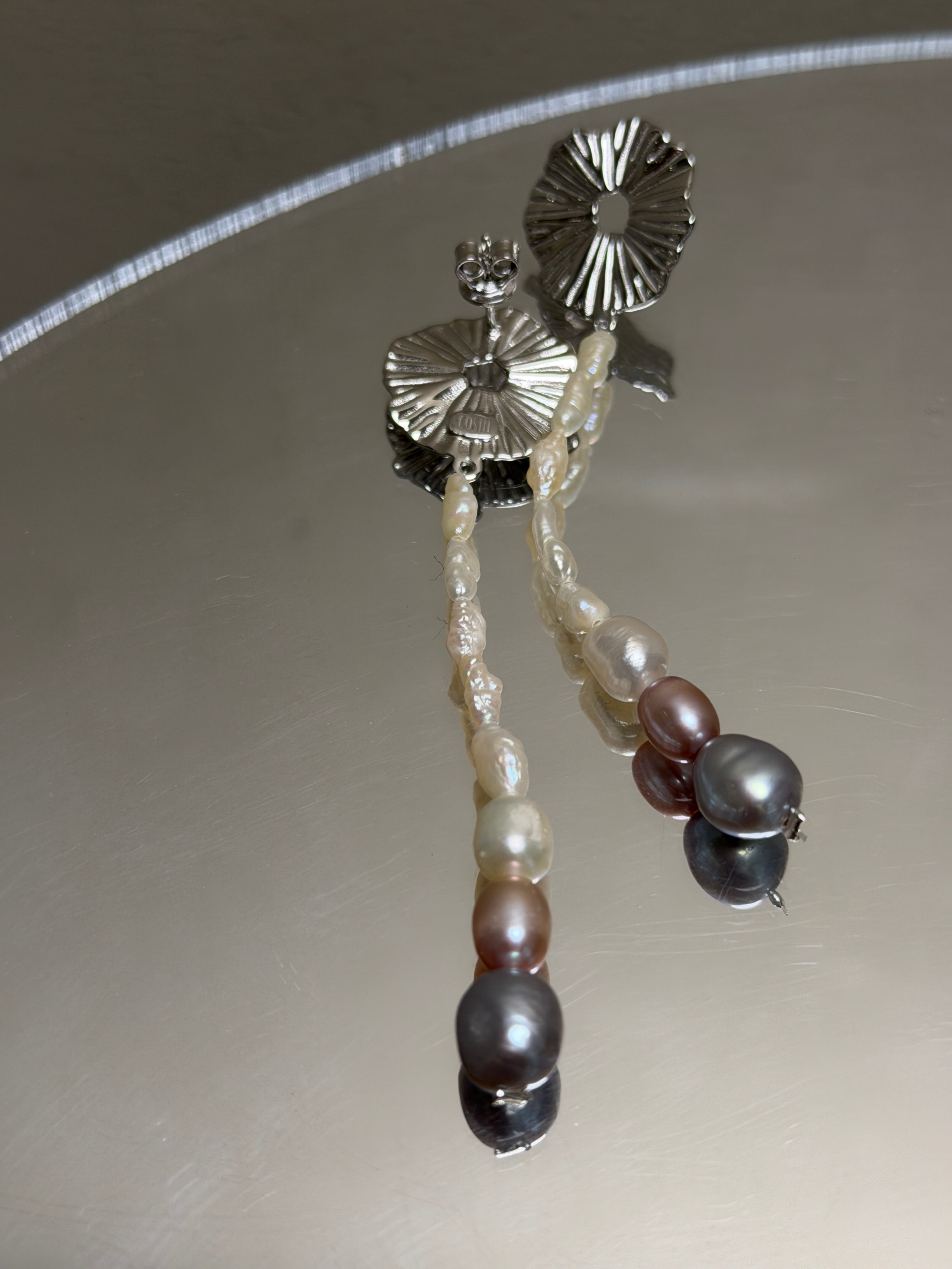 COSiii Orecchini Lunghi con Perle Naturali Multicolore – Perni in Argento 925