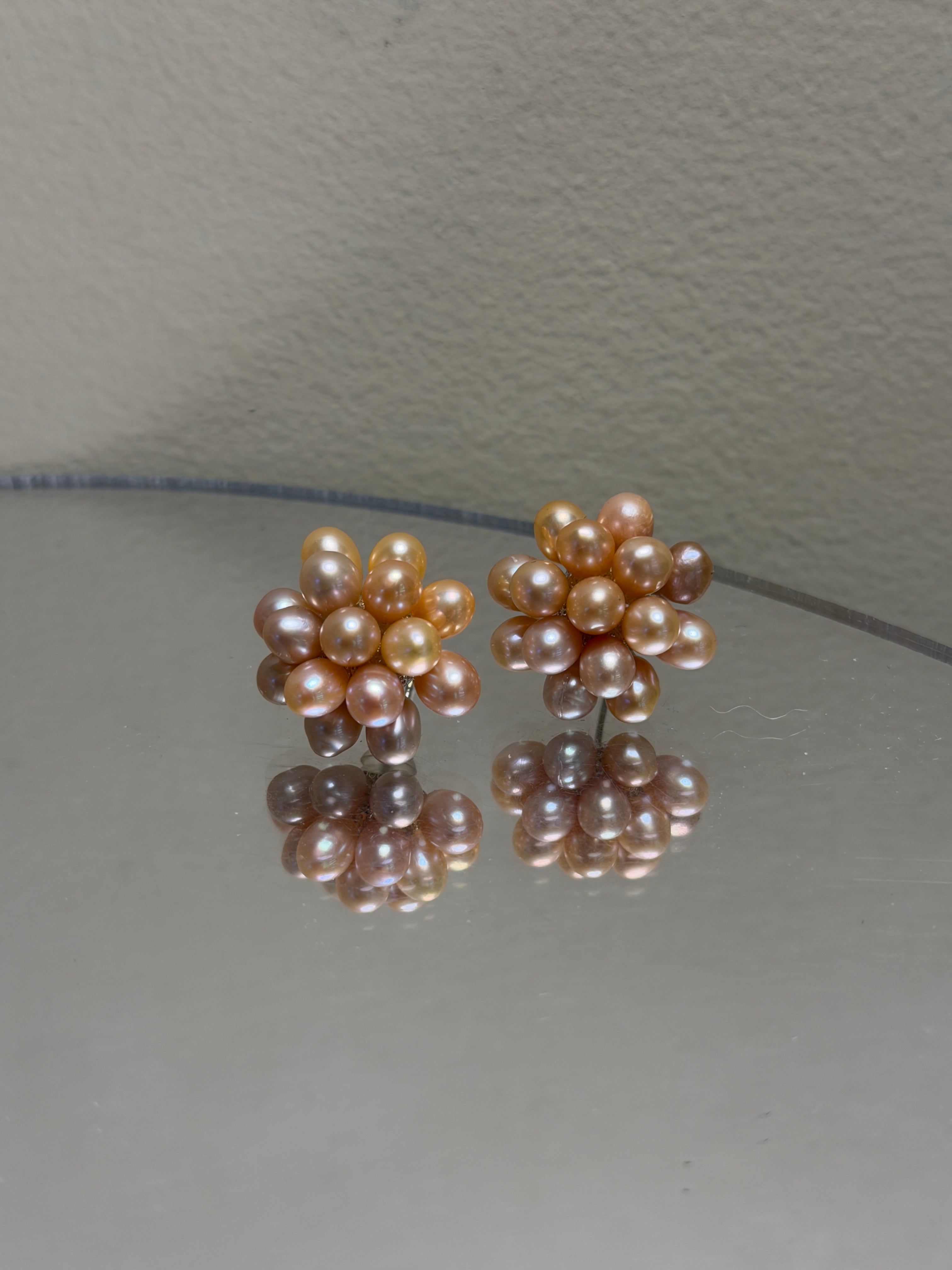 COSiii Orecchini a Fiore con Perle Naturali e Perno in Argento 925