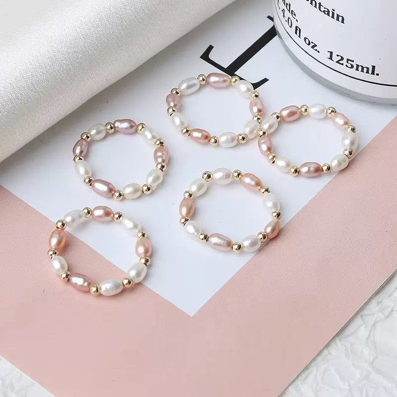 Anello Elastico con Perle Naturali Bianche e Rosa – Dettagli in Oro 14K, Taglia Unica