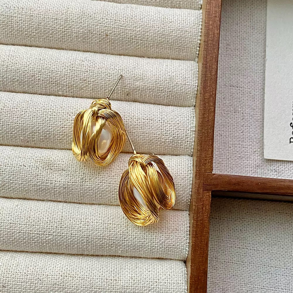 COSiii Orecchini con Perla Naturale e Filo Dorato Intrecciato – Design Artistico