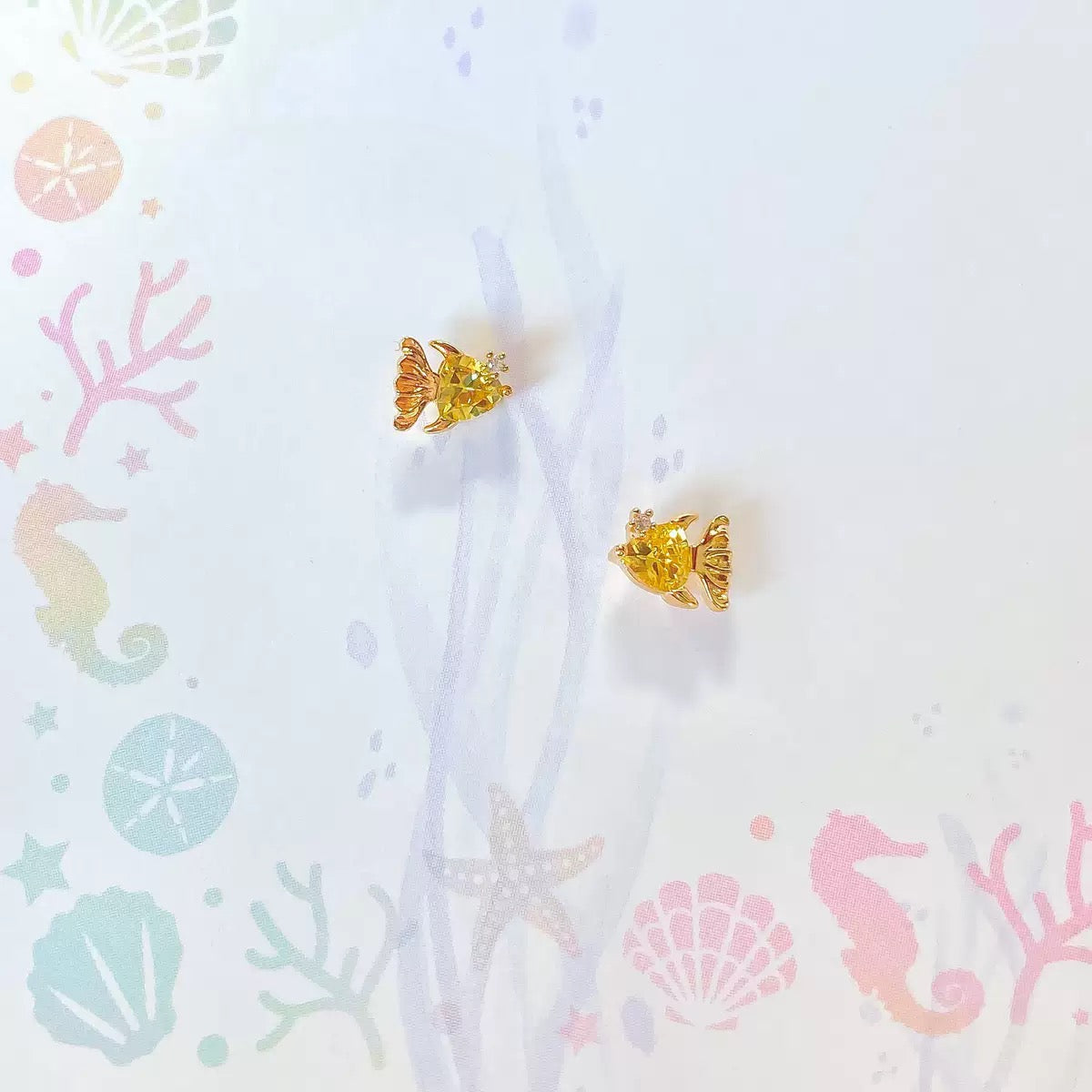 COSiii Orecchini a Forma di Granchio – Argento 925 Placcato Oro con Zirconi