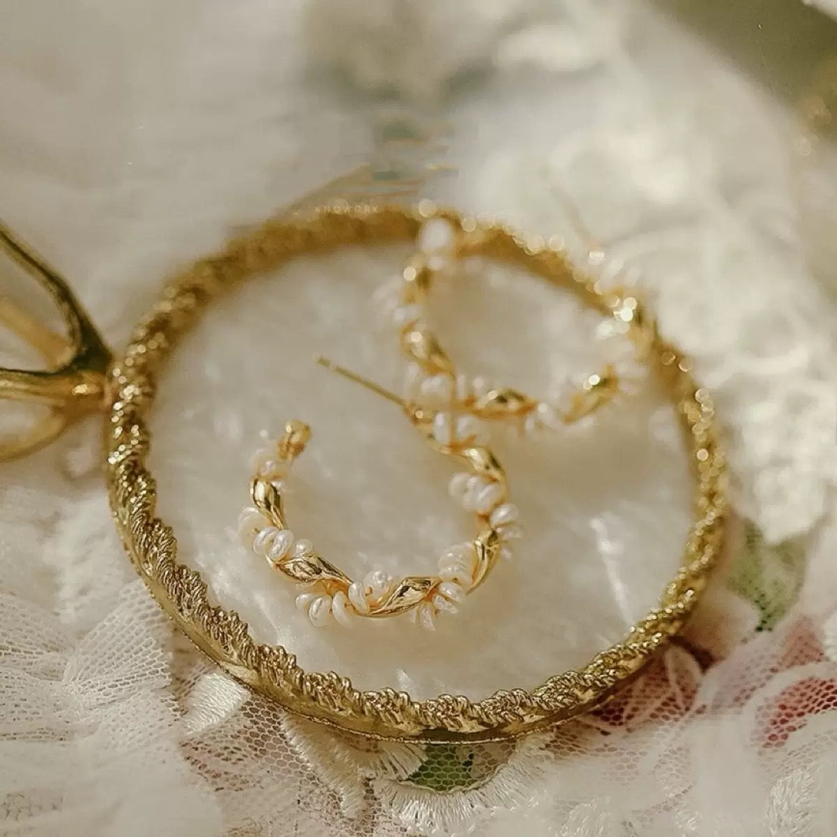 COSiii Orecchini a Cerchio con Piccole Perle – Placcati Oro 14K