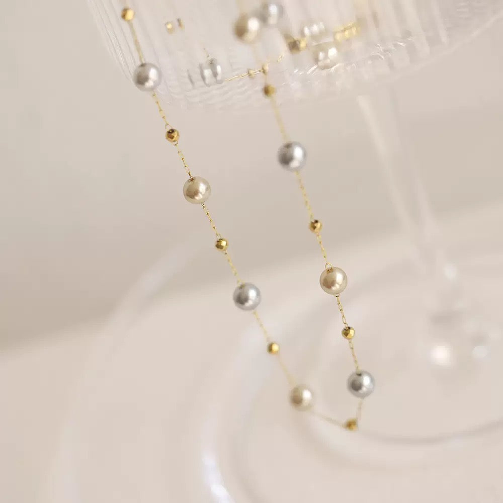 Collana e Bracciale in Acciaio Titanio con Perle Imitazione – Design Delicato