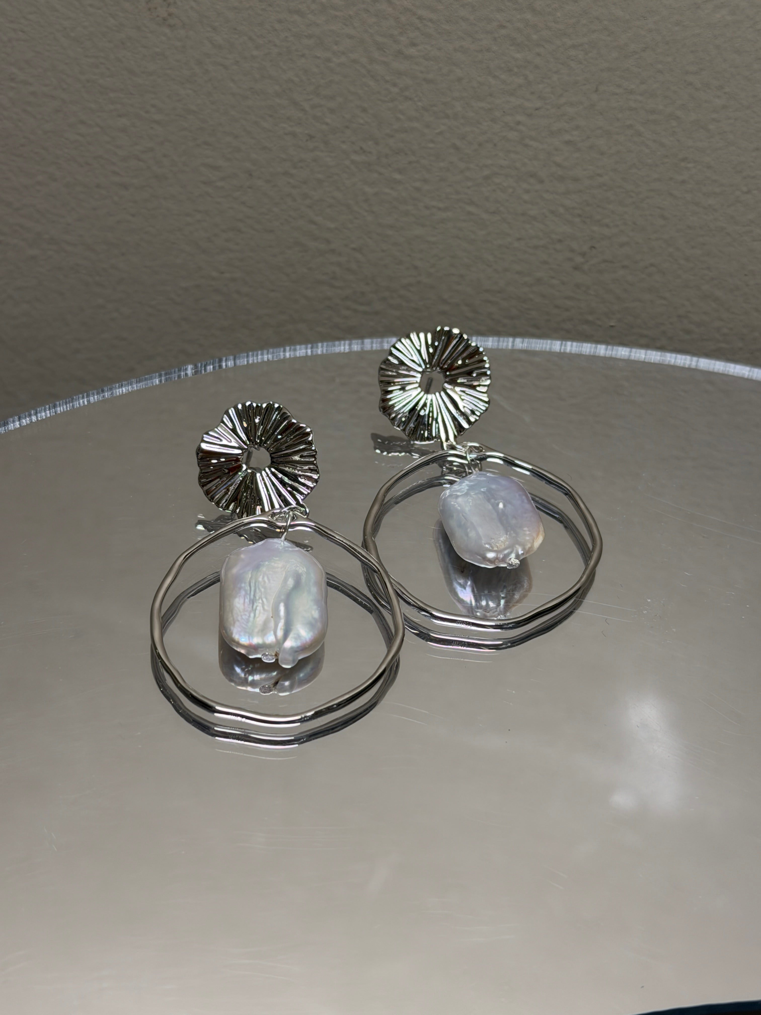 COSiii Orecchini in Argento 925 con Perla Barocca Naturale – Design Elegante Argento