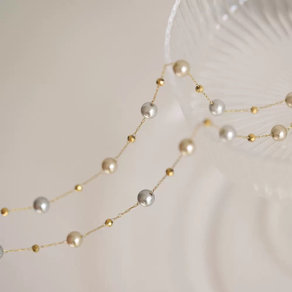 Collana e Bracciale in Acciaio Titanio con Perle Imitazione – Design Delicato