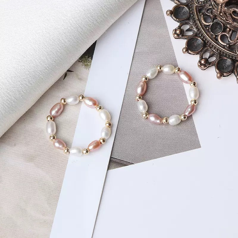 Anello Elastico con Perle Naturali Bianche e Rosa – Dettagli in Oro 14K, Taglia Unica