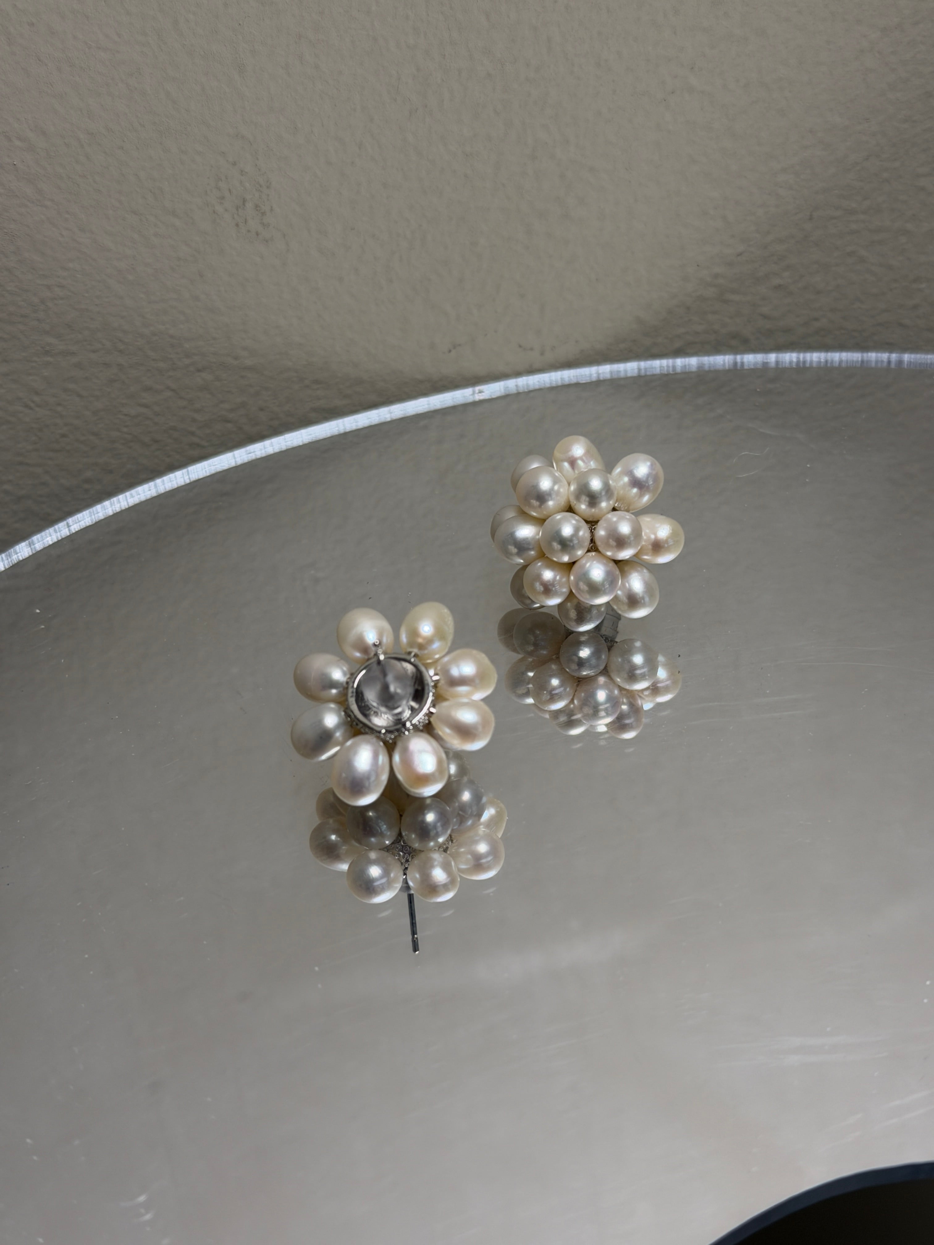COSiii Orecchini a Fiore con Perle Bianche Naturali e Perno in Argento 925