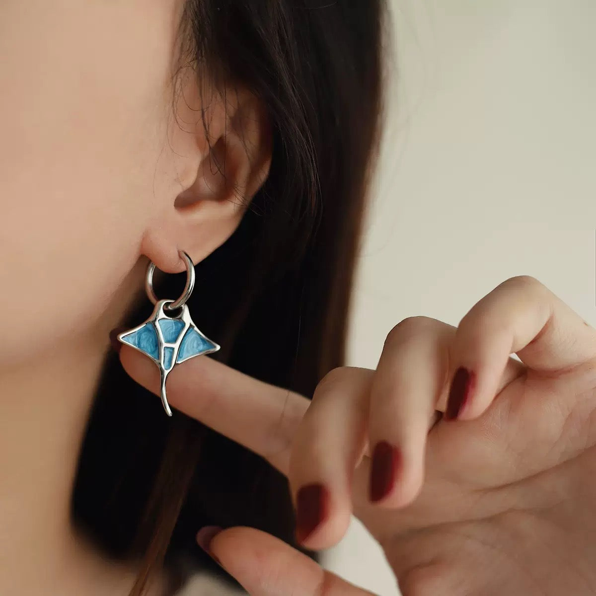 COSiii Orecchini Asimmetrici a Manta in Acciaio Titanio – Smalto Colorato