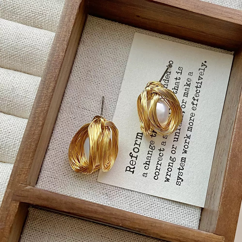 COSiii Orecchini con Perla Naturale e Filo Dorato Intrecciato – Design Artistico