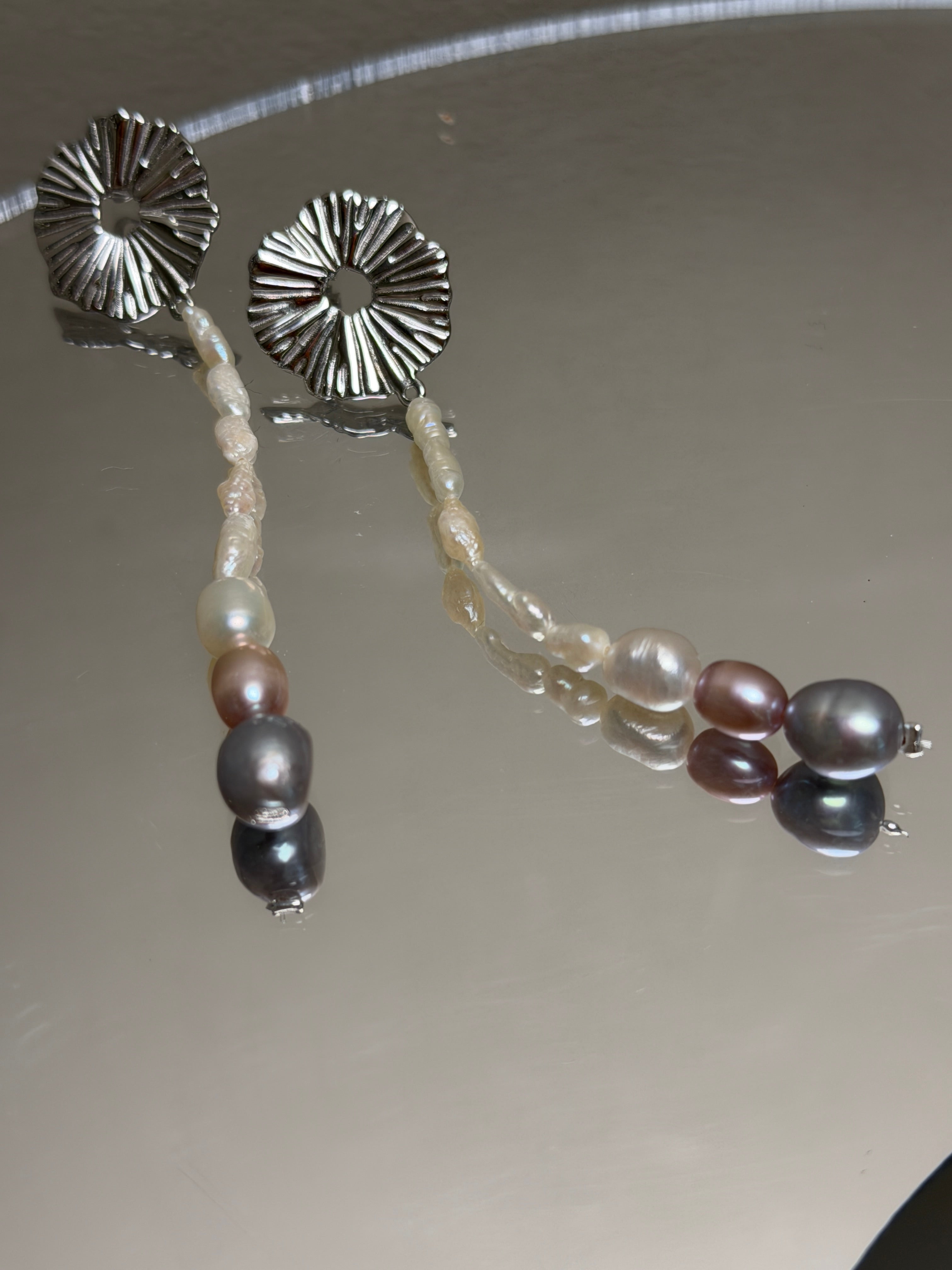 COSiii Orecchini Lunghi con Perle Naturali Multicolore – Perni in Argento 925