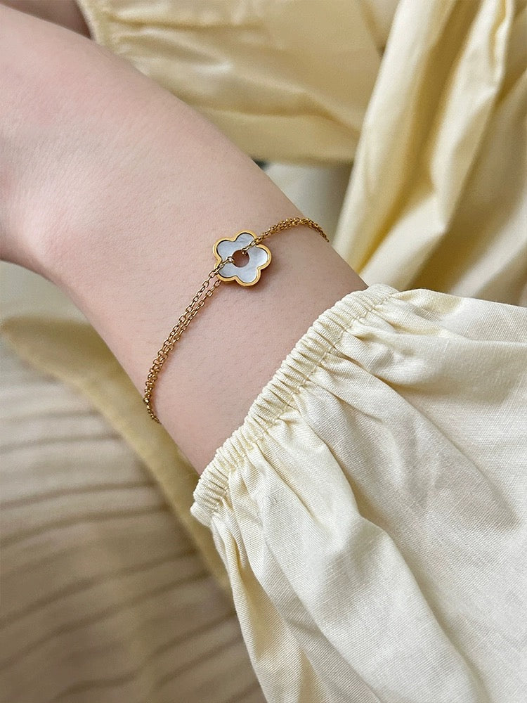 COSiii 18k gold-plated bracelet with natural white flower shaped mother-of-pearl