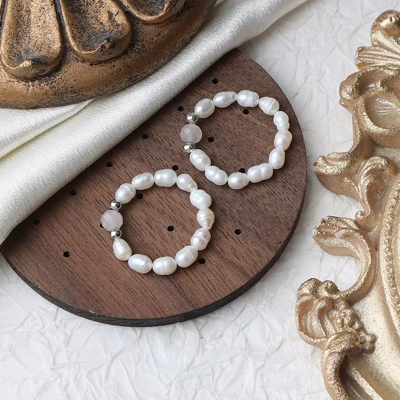 COSiii Anello Elastico con Perle Naturali e Cristallo – Taglia Unica