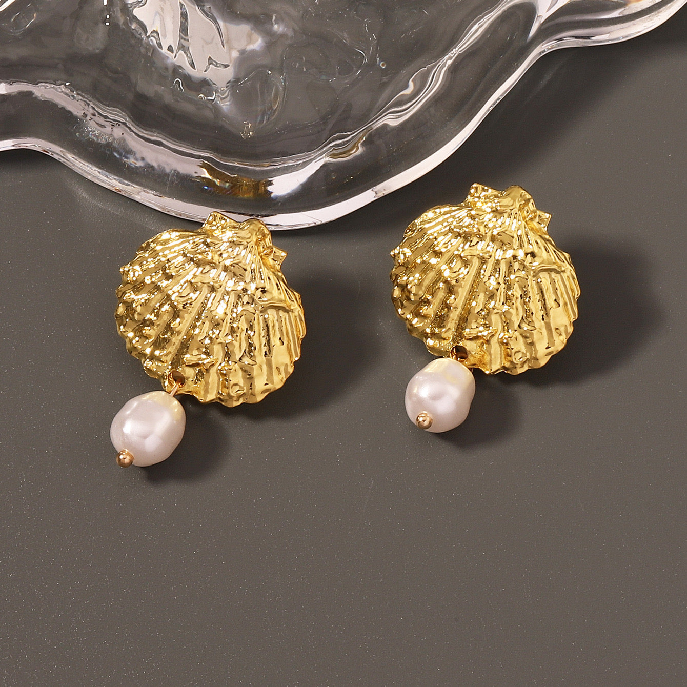 COSiii 14k gold-plated shell-shaped pearl earrings