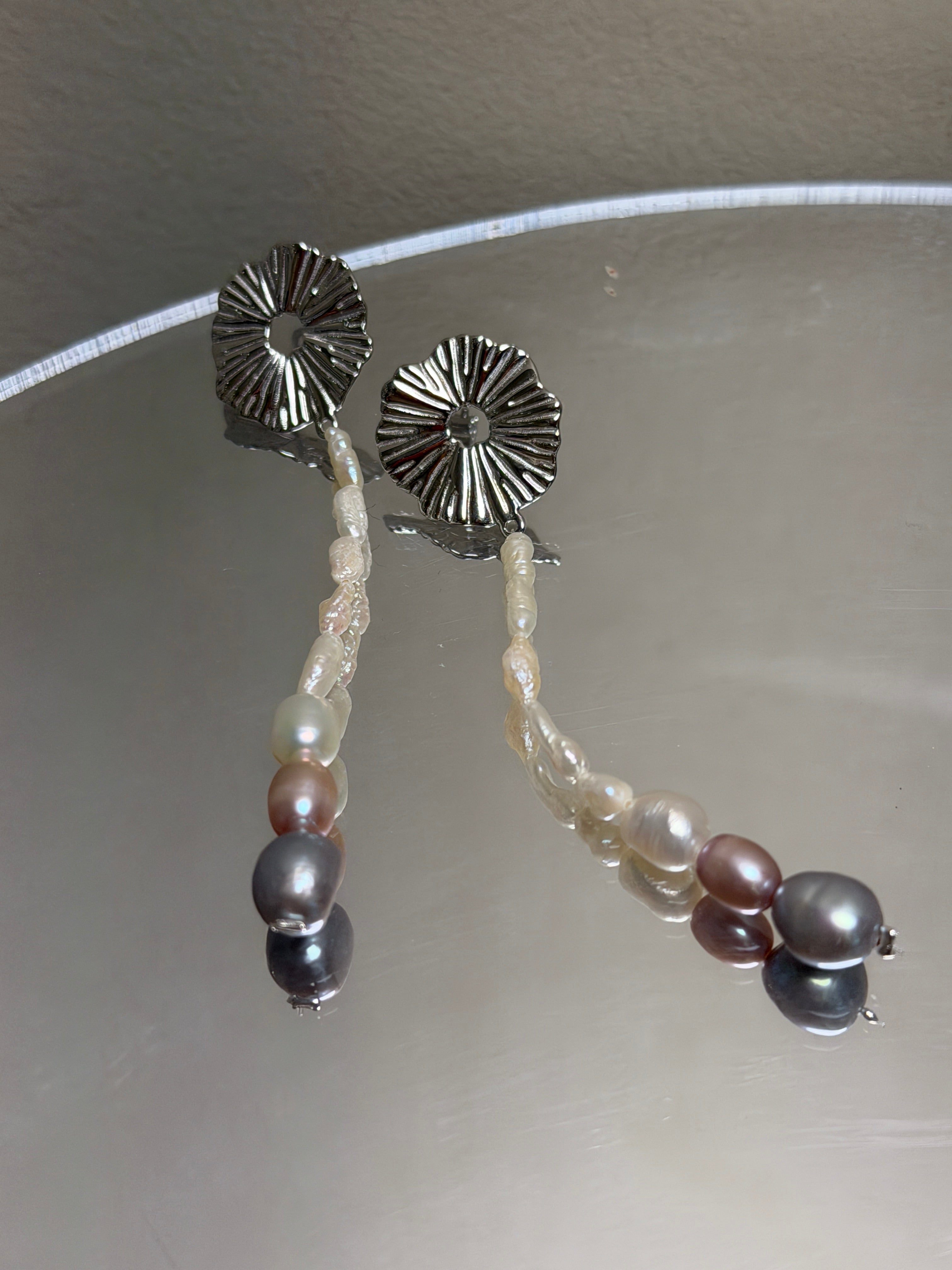 COSiii Orecchini Lunghi con Perle Naturali Multicolore – Perni in Argento 925