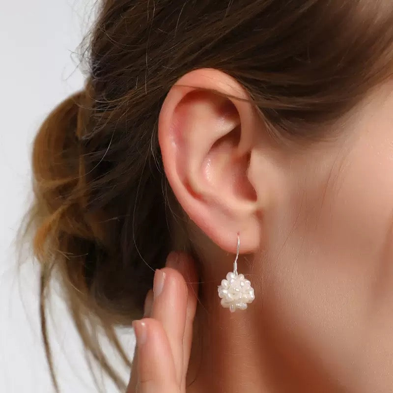 COSiii Orecchini Pendenti con Perle Naturali a Fiore – Gancio in Argento 925