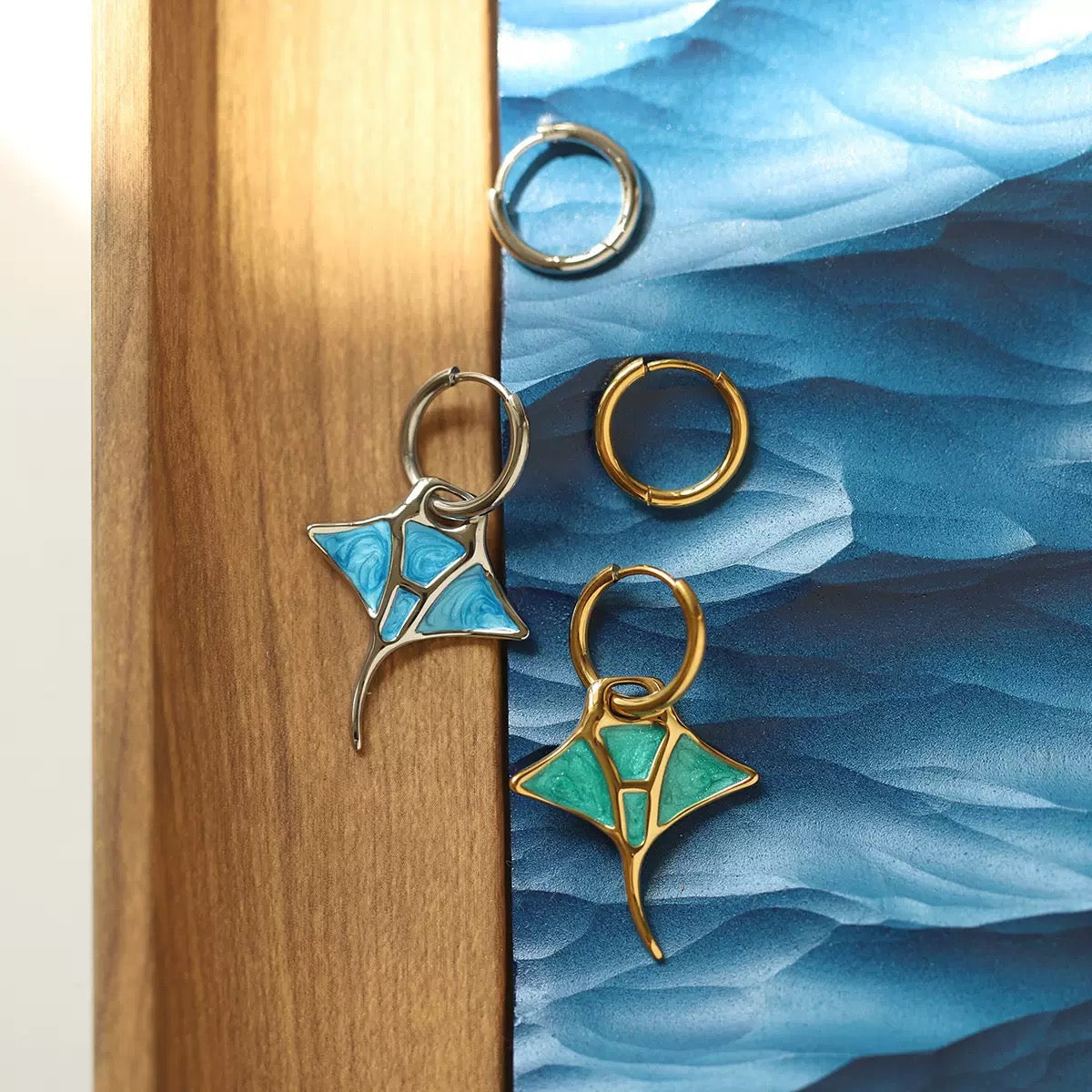 COSiii Orecchini Asimmetrici a Manta in Acciaio Titanio – Smalto Colorato