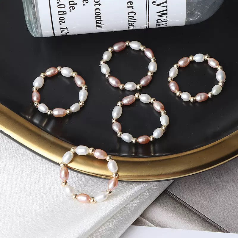 Anello Elastico con Perle Naturali Bianche e Rosa – Dettagli in Oro 14K, Taglia Unica