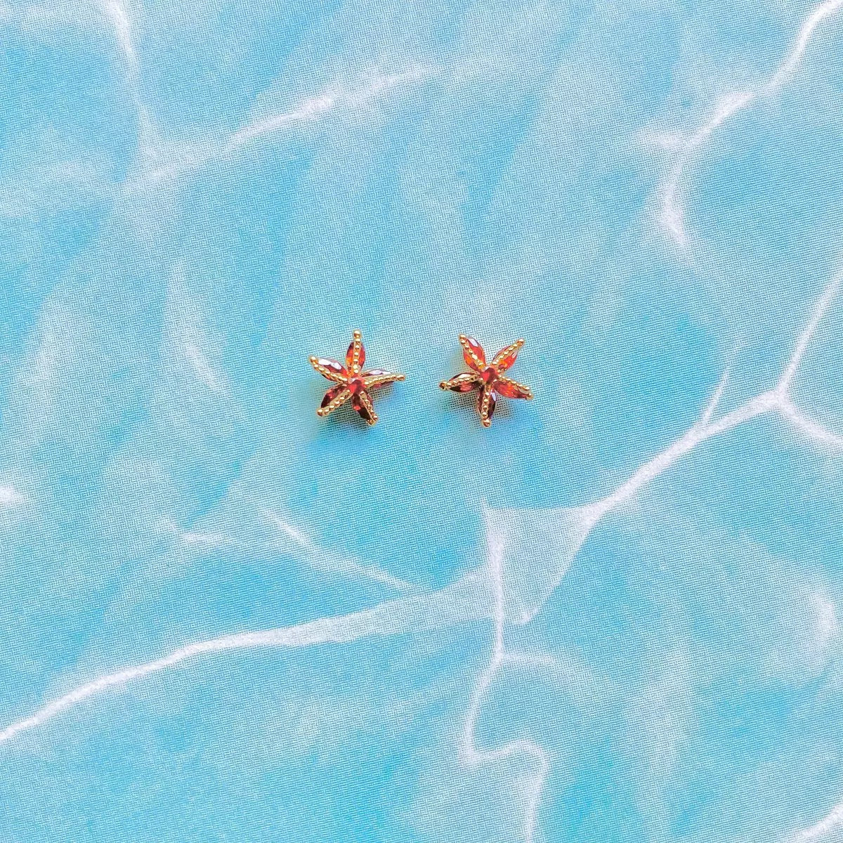 COSiii Orecchini a Forma di Granchio – Argento 925 Placcato Oro con Zirconi