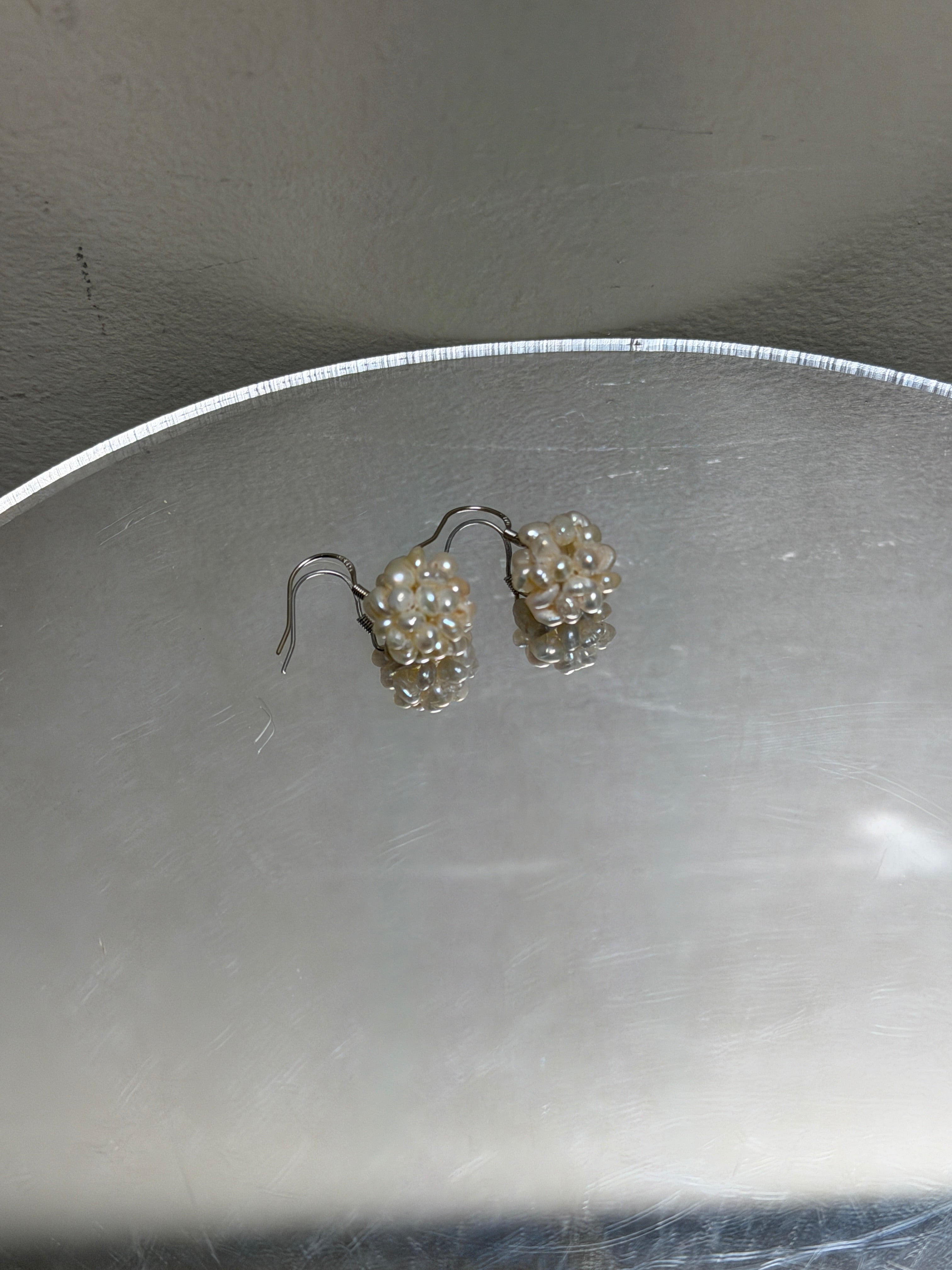 COSiii Orecchini Pendenti con Perle Naturali a Fiore – Gancio in Argento 925