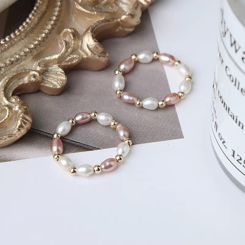 Anello Elastico con Perle Naturali Bianche e Rosa – Dettagli in Oro 14K, Taglia Unica
