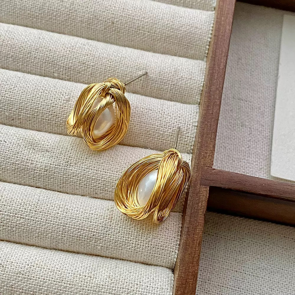 COSiii Orecchini con Perla Naturale e Filo Dorato Intrecciato – Design Artistico