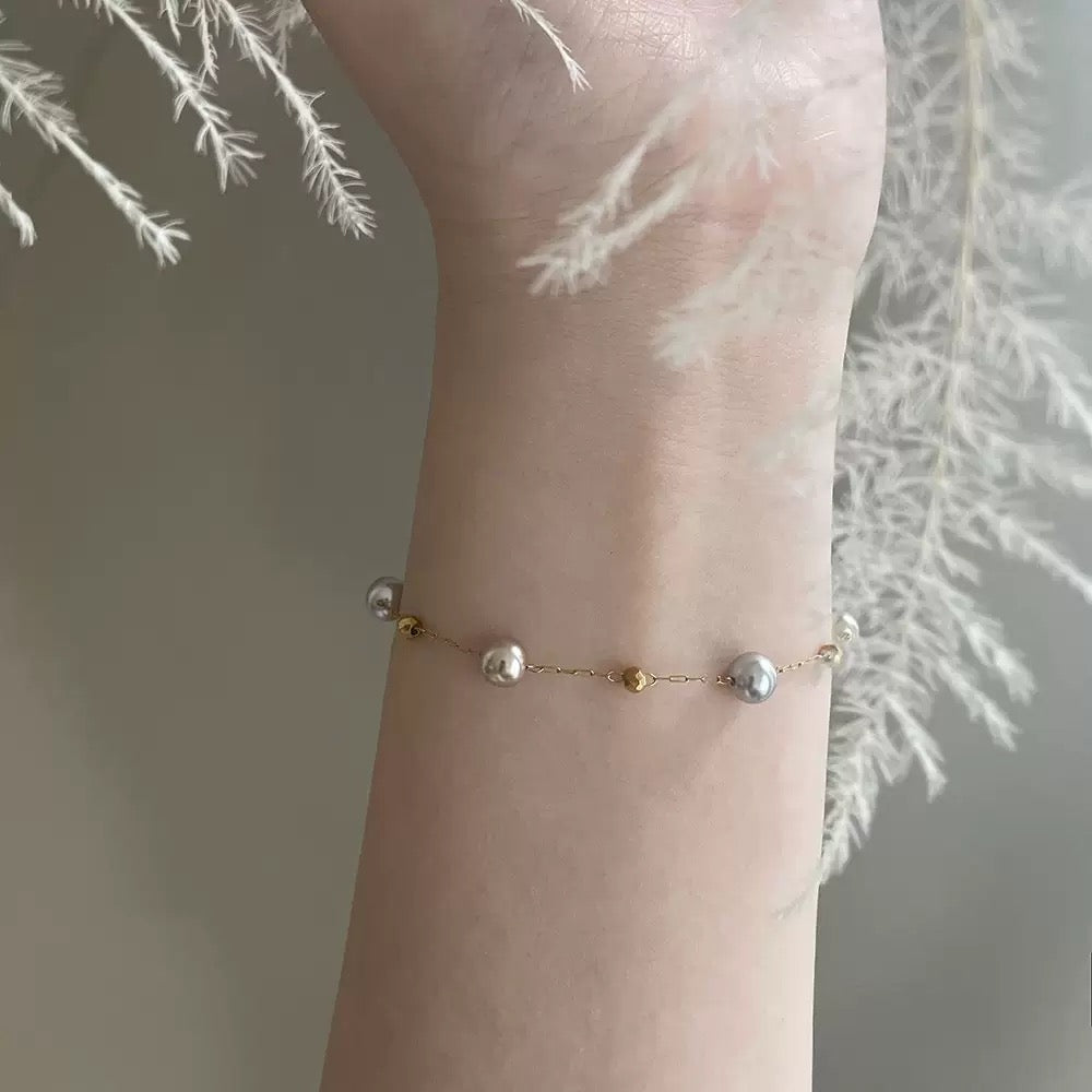 Collana e Bracciale in Acciaio Titanio con Perle Imitazione – Design Delicato
