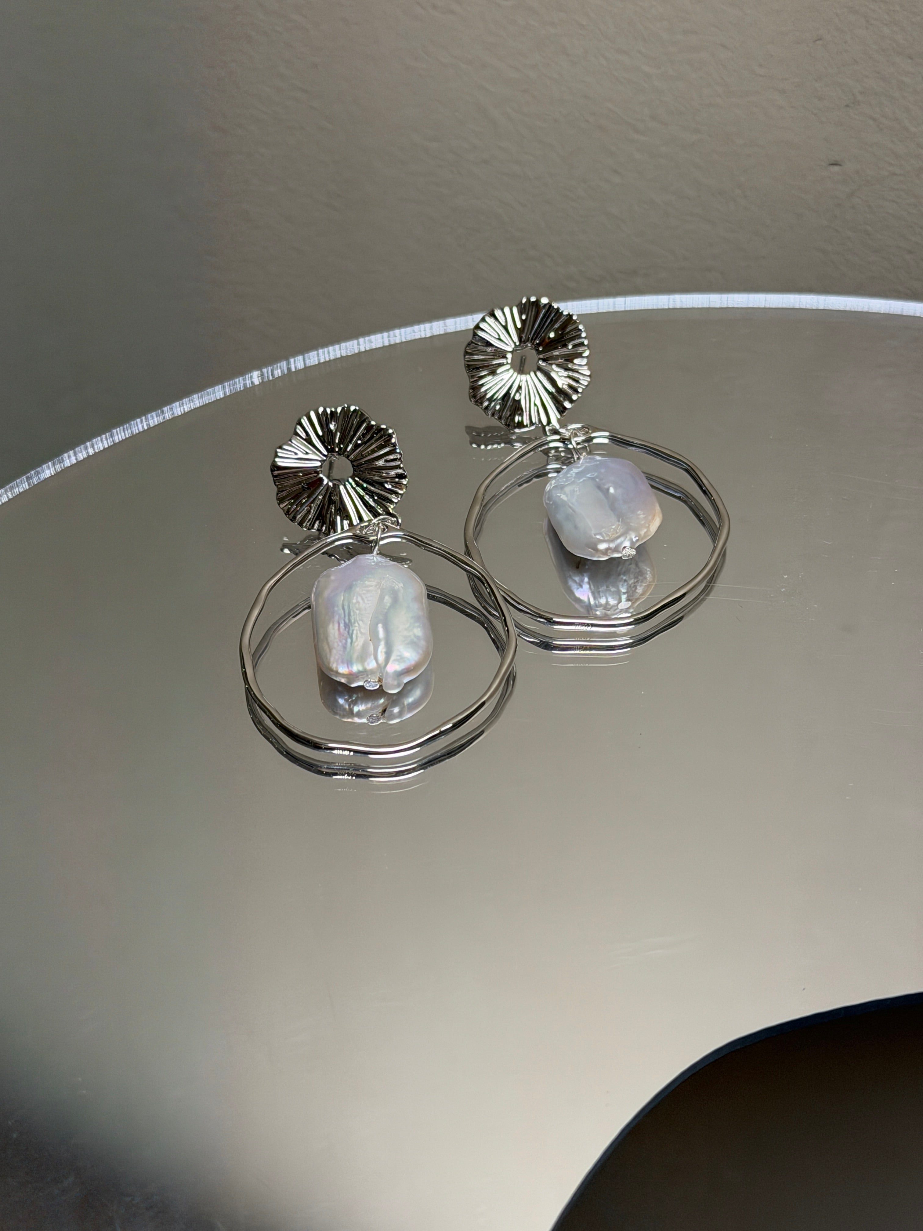 COSiii Orecchini in Argento 925 con Perla Barocca Naturale – Design Elegante Argento