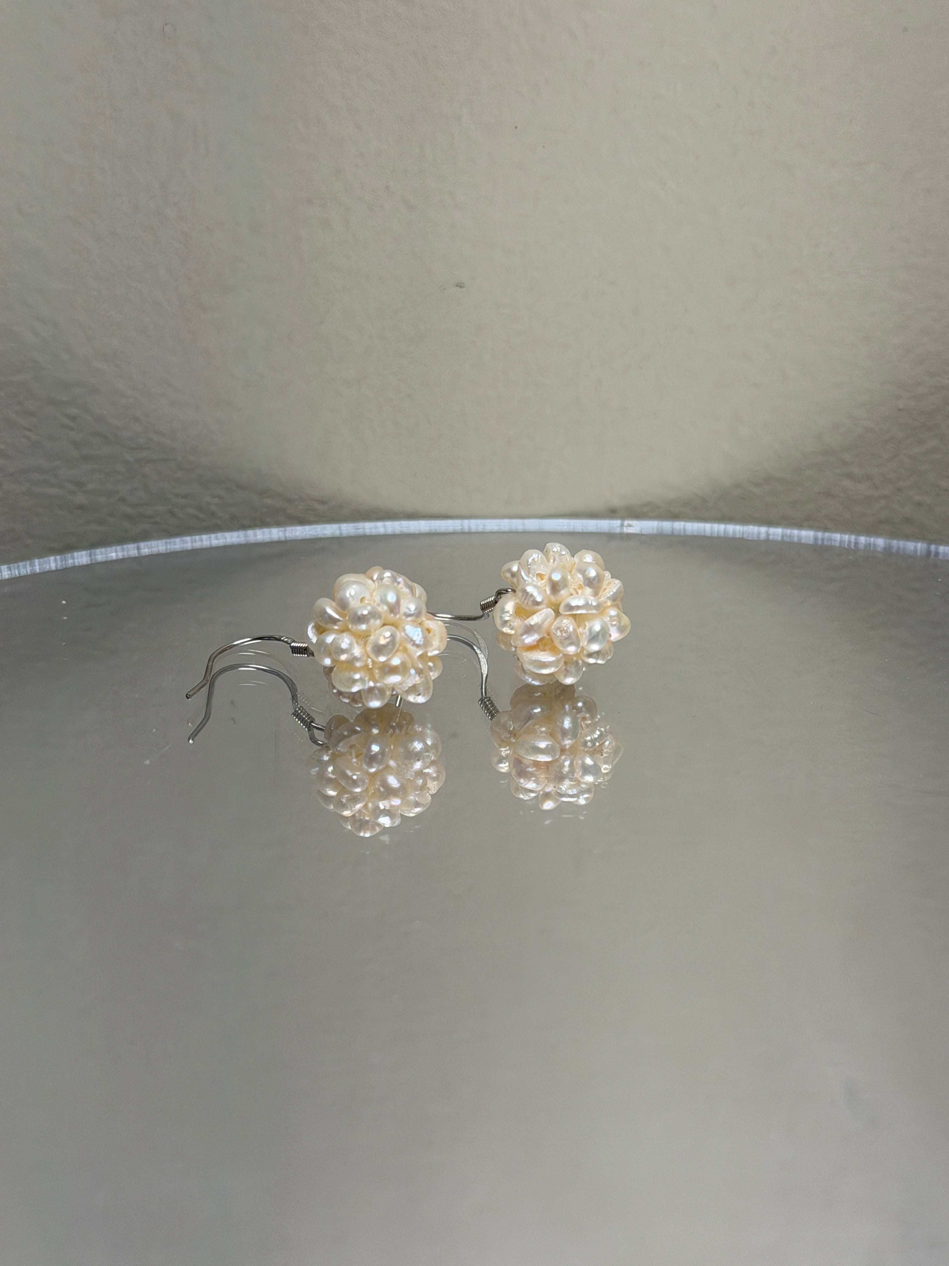 COSiii Orecchini Pendenti con Perle Naturali a Fiore – Gancio in Argento 925