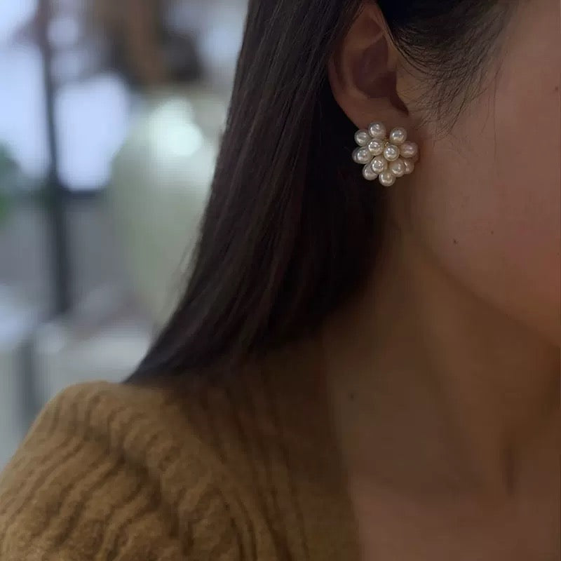 COSiii Orecchini a Fiore con Perle Bianche Naturali e Perno in Argento 925