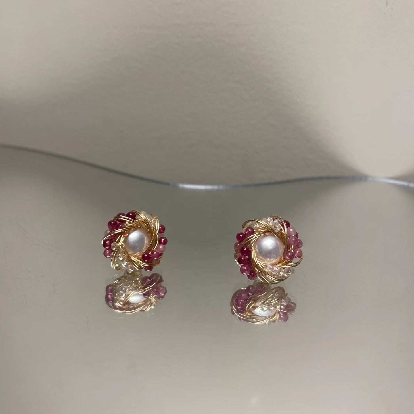 COSiii Orecchini con Perla Naturale, Cristalli e Filo Dorato – Perno in Argento 925