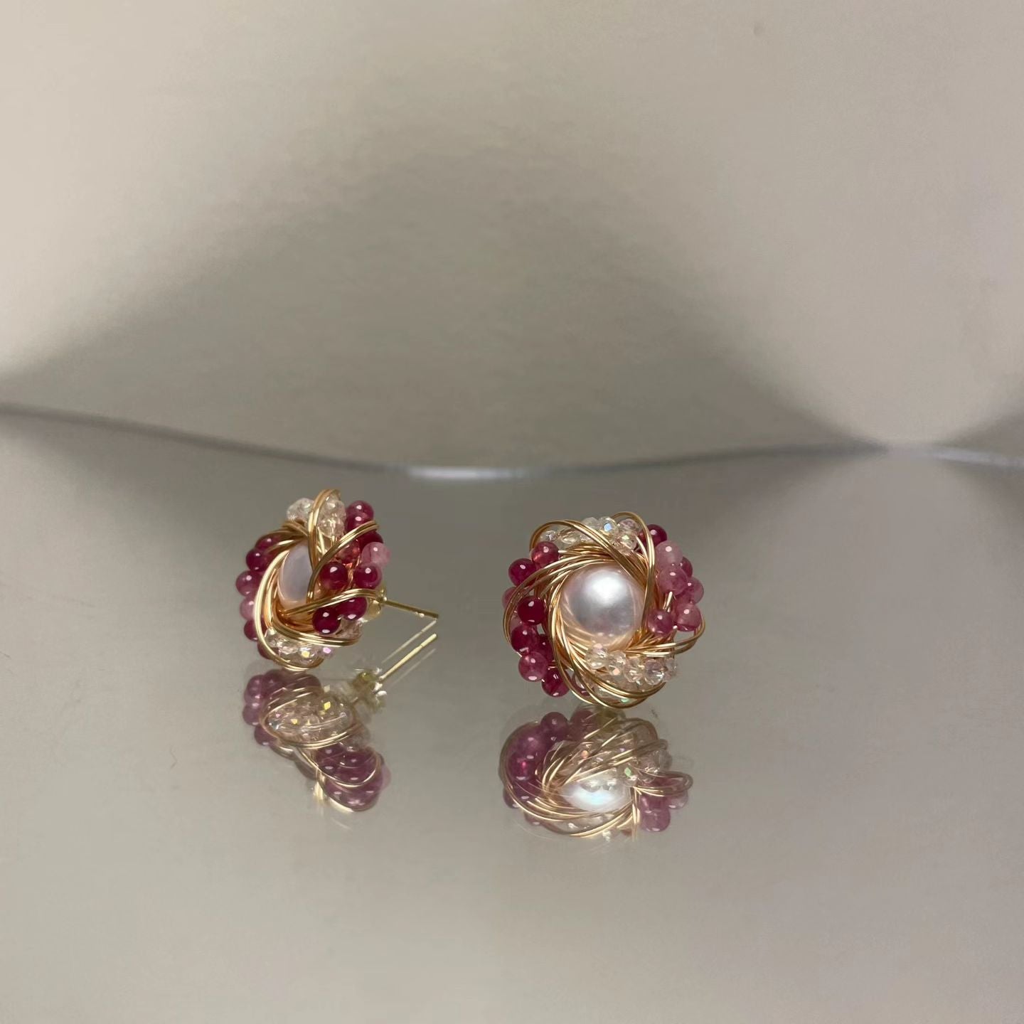 COSiii Orecchini con Perla Naturale, Cristalli e Filo Dorato – Perno in Argento 925