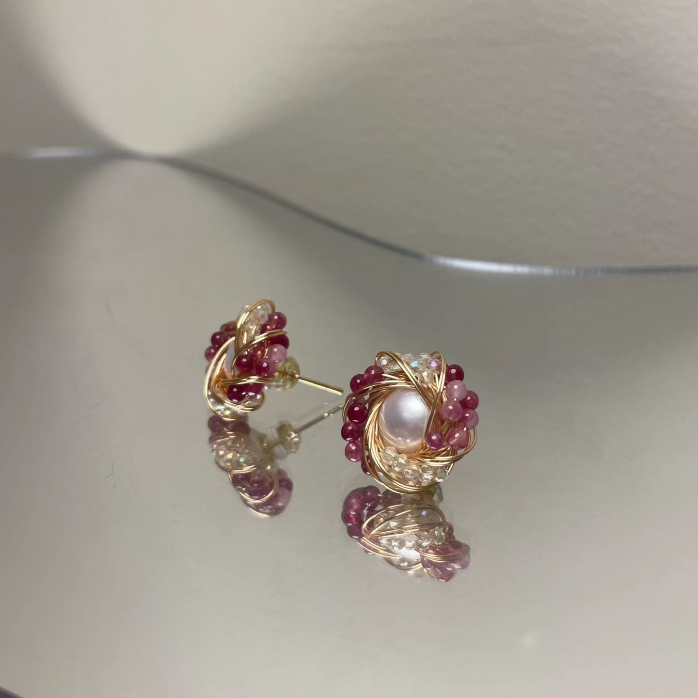 COSiii Orecchini con Perla Naturale, Cristalli e Filo Dorato – Perno in Argento 925